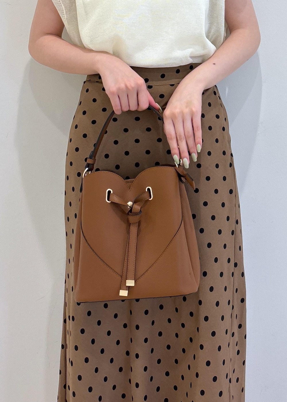 「visbag2025、夏コーデ、デートコーデ、お出かけコーデ、旅行コーデ、女子会コーデ、スカートスタイル、フェミニンコーデ、VIS、ウェーブ、ブルべ夏、混合、トップス、ニット/セーター、キャミソール」｜「VISの【洗える】チューブトップキャミソール（キャミソール、ホワイト系）」を使った、yukm22さん（レディース・163cm）の夏コーディネートの10枚目の写真