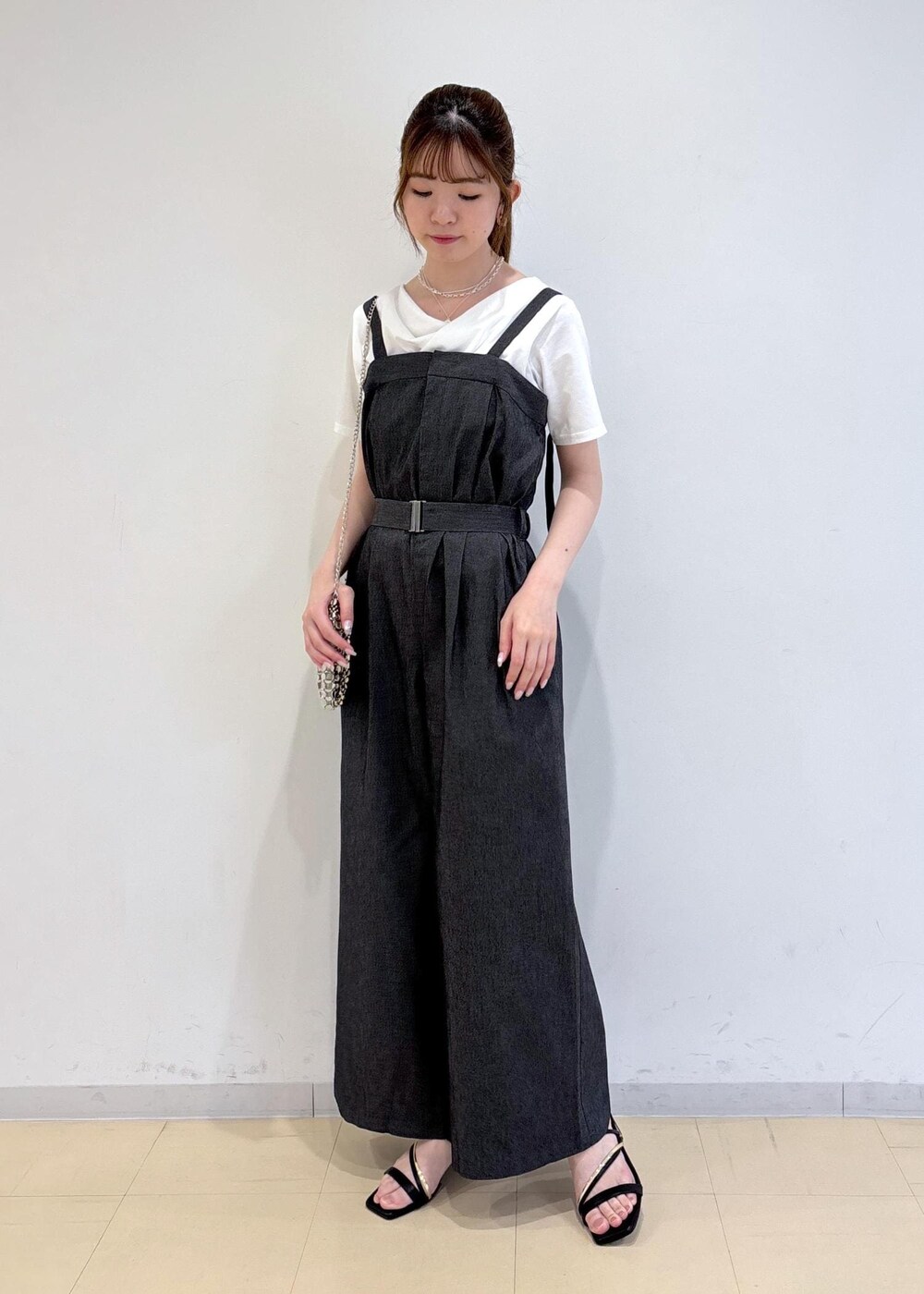「夏コーデ、お出かけコーデ、女子会コーデ、体型カバー、モノトーンコーデ、カジュアルコーデ、シンプルコーデ、VIS、ウェーブ、ブルべ夏、混合、トップス、Tシャツ/カットソー、オールインワン/サロペット、サロペット/オーバーオール」｜「Juzeのメタルヒールサンダル（サンダル、ブラック系）」を使った、yukm22さん（レディース・163cm）の夏コーディネートの3枚目の写真
