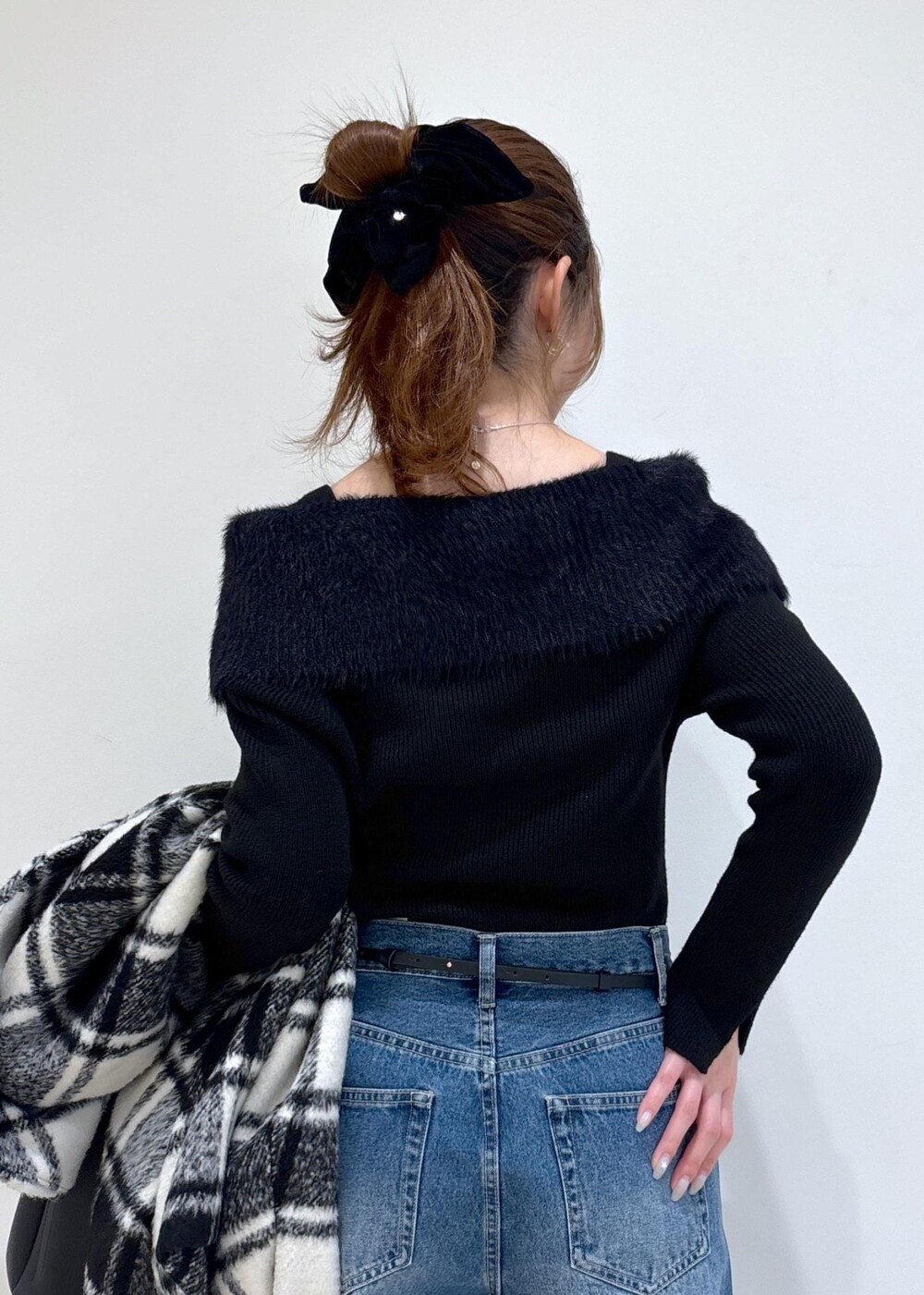 ブラック系のショルダーバッグ、ブラック系のブーツ、ブラック系のニット/セーターを着用したレディースの秋コーディネートの7枚目の写真