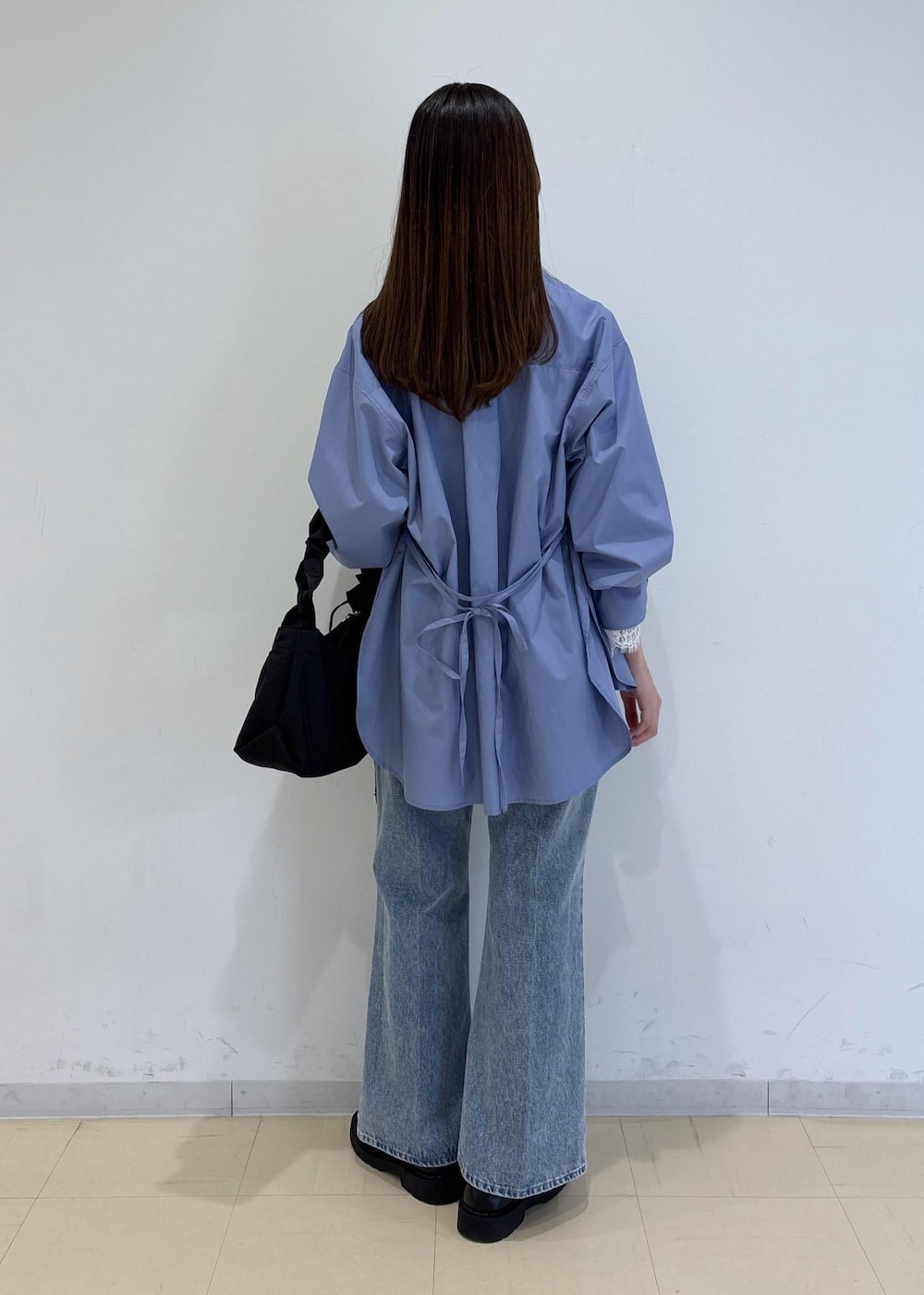 ホワイト系のTシャツ/カットソー、ブルー系のデニムパンツ、ブルー系のシャツ/ブラウスを着用したレディースの冬コーディネートの4枚目の写真