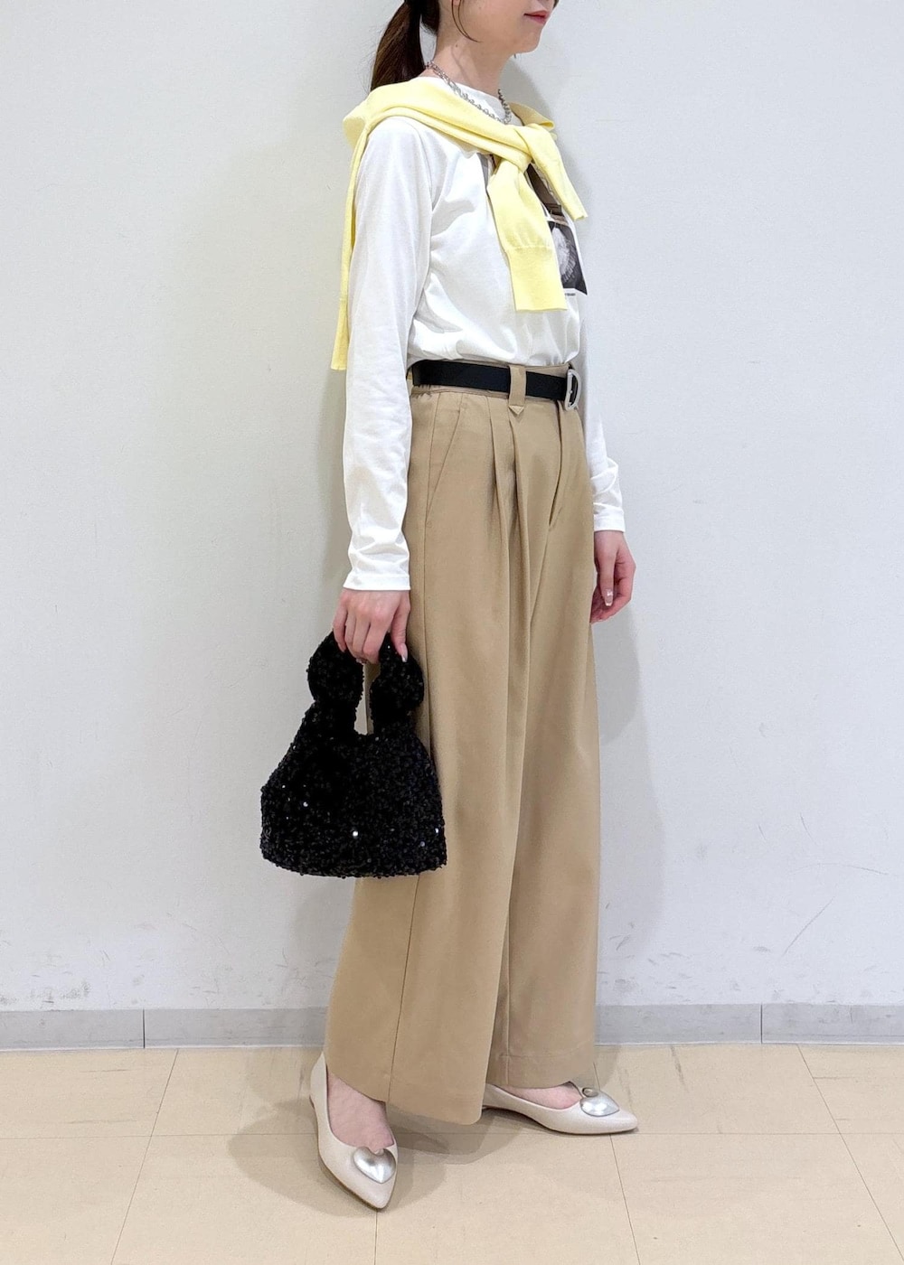 ホワイト系のバレエシューズ、イエロー系のカーディガン/ボレロ、ホワイト系のTシャツ/カットソーを着用したレディースの春コーディネートの2枚目の写真