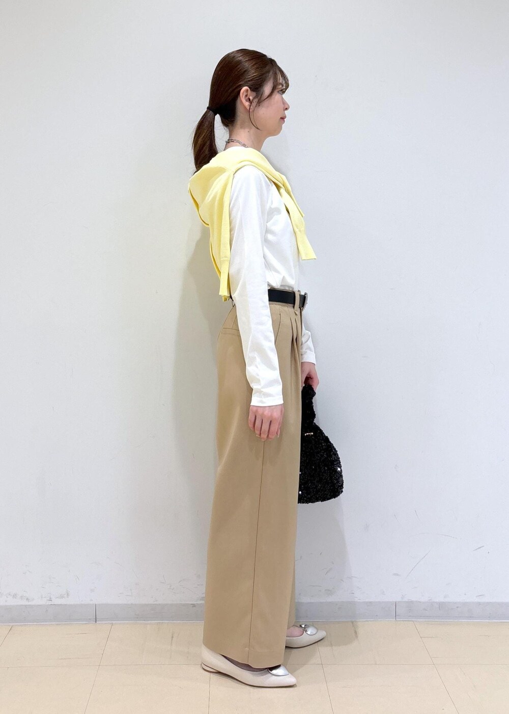 ホワイト系のバレエシューズ、イエロー系のカーディガン/ボレロ、ホワイト系のTシャツ/カットソーを着用したレディースの春コーディネートの3枚目の写真