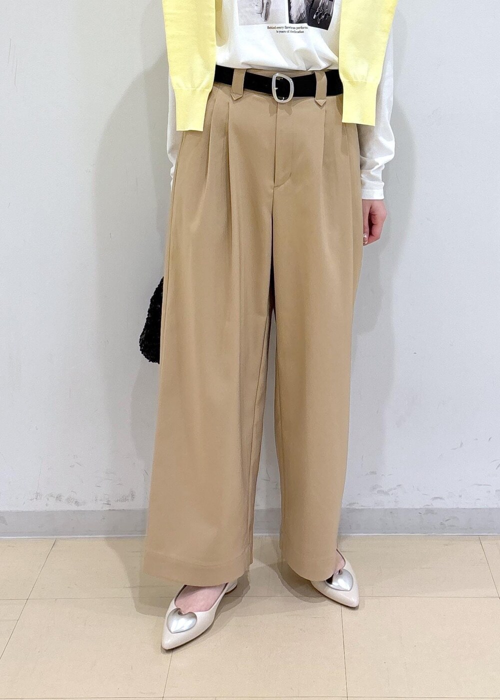 ホワイト系のバレエシューズ、イエロー系のカーディガン/ボレロ、ホワイト系のTシャツ/カットソーを着用したレディースの春コーディネートの8枚目の写真