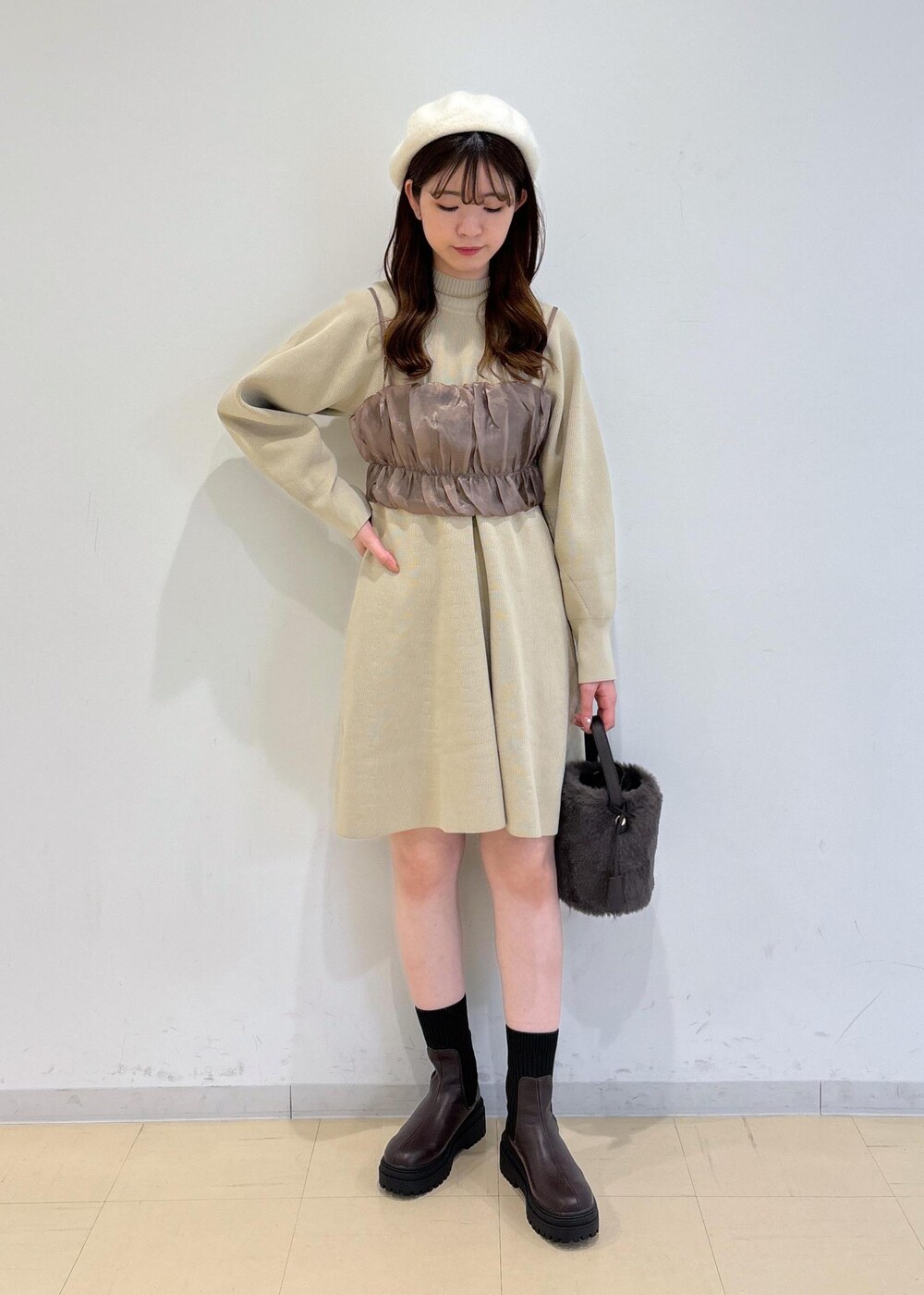 ブラウン系のブーツ、グレー系のショルダーバッグ、ベージュ系のキャミソールを着用したレディースの秋コーディネートの2枚目の写真