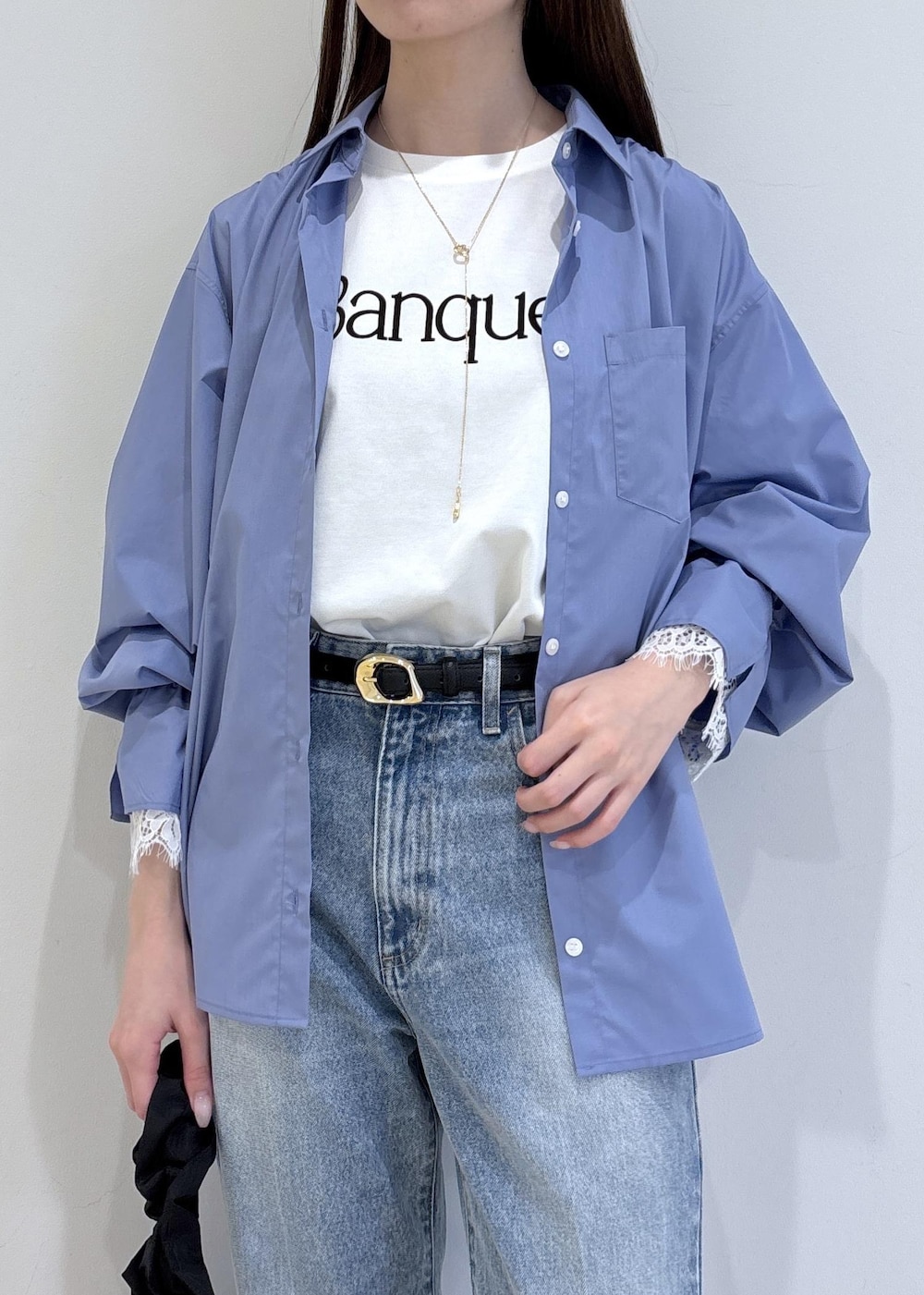 ホワイト系のTシャツ/カットソー、ブルー系のデニムパンツ、ブルー系のシャツ/ブラウスを着用したレディースの冬コーディネートの5枚目の写真