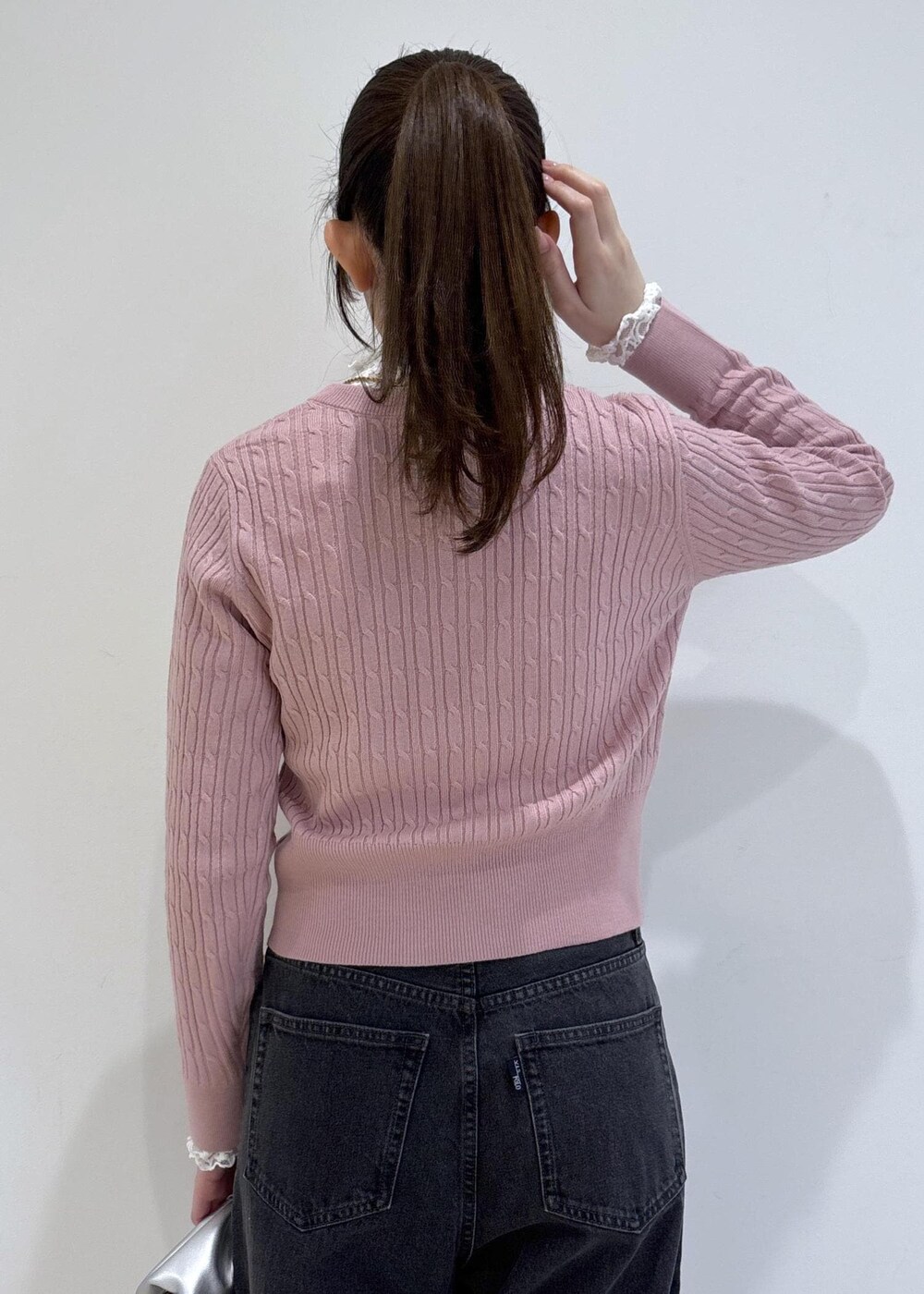 ホワイト系のパンプス、グレー系のデニムパンツ、ホワイト系のTシャツ/カットソーを着用したレディースの冬コーディネートの7枚目の写真