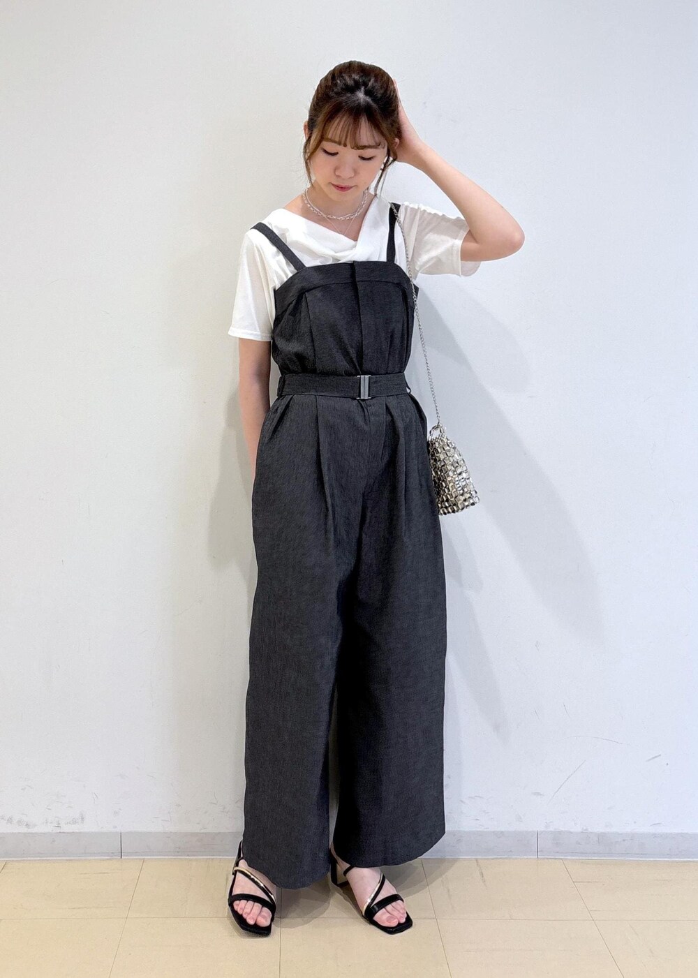 「夏コーデ、お出かけコーデ、女子会コーデ、体型カバー、モノトーンコーデ、カジュアルコーデ、シンプルコーデ、VIS、ウェーブ、ブルべ夏、混合、トップス、Tシャツ/カットソー、オールインワン/サロペット、サロペット/オーバーオール」｜「Juzeのメタルヒールサンダル（サンダル、ブラック系）」を使った、yukm22さん（レディース・163cm）の夏コーディネートの2枚目の写真