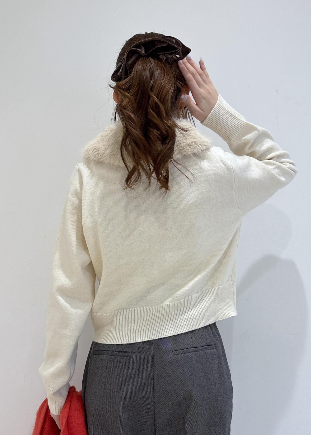 グレー系のその他パンツ、ホワイト系のショルダーバッグ、ホワイト系のカーディガン/ボレロを着用したレディースの秋コーディネートの8枚目の写真