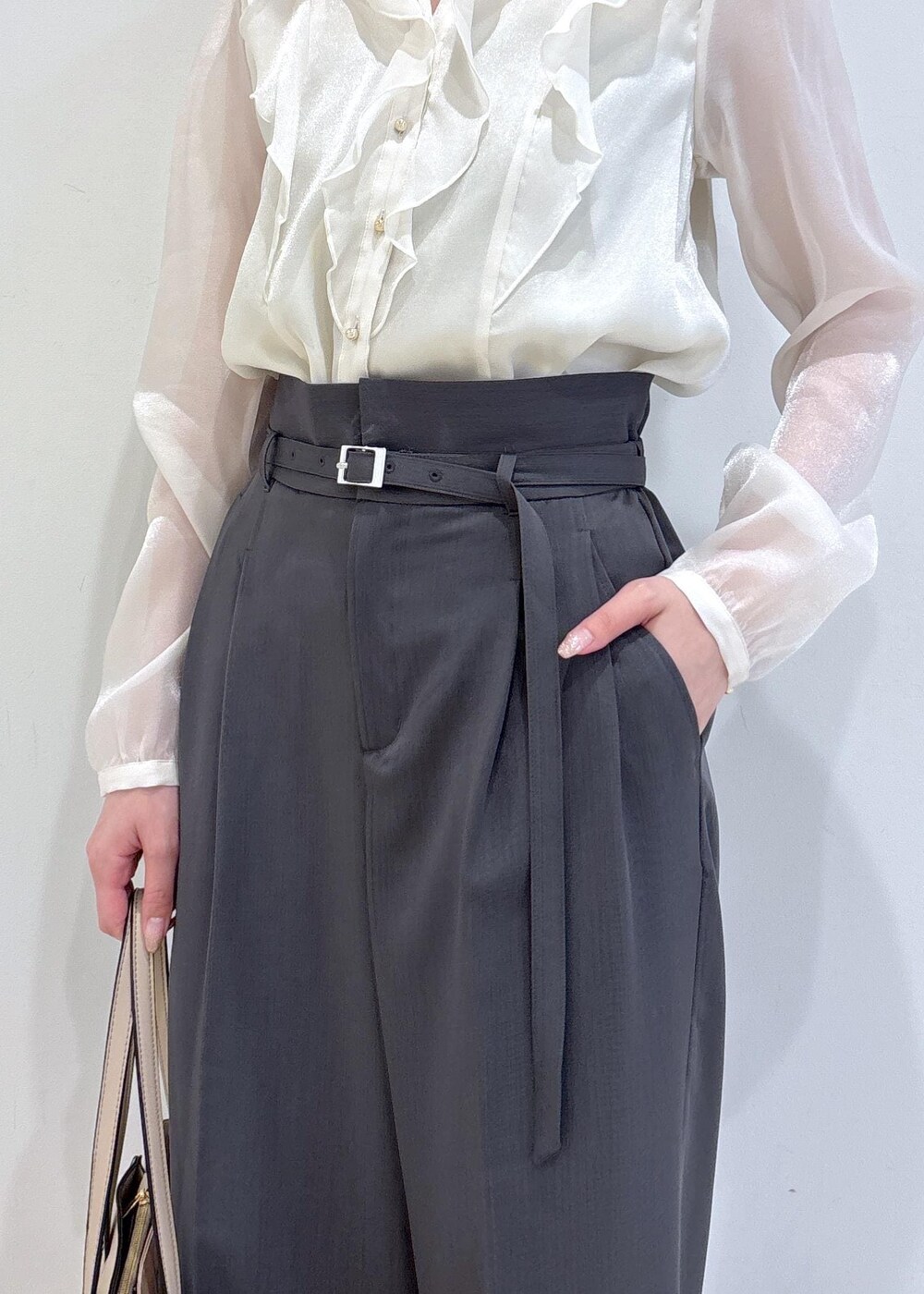 ブラック系のパンプス、ホワイト系のシャツ/ブラウス、グレー系のその他パンツを着用したレディースの秋コーディネートの9枚目の写真