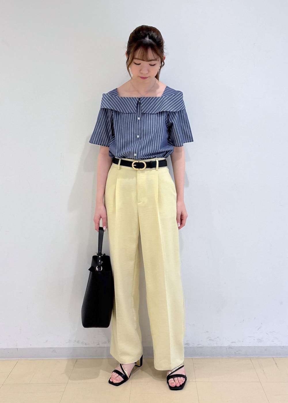 「夏コーデ、お仕事コーデ、お出かけコーデ、大人カジュアル、パンツスタイル、きれいめコーデ、VIS、ウェーブ、ブルべ夏、混合、トップス、シャツ/ブラウス、パンツ、スラックス、バッグ」｜「VISの28mm幅ダブルDバックルベルト（ベルト、ブラック系）」を使った、yukm22さん（レディース・163cm）の夏コーディネートの2枚目の写真