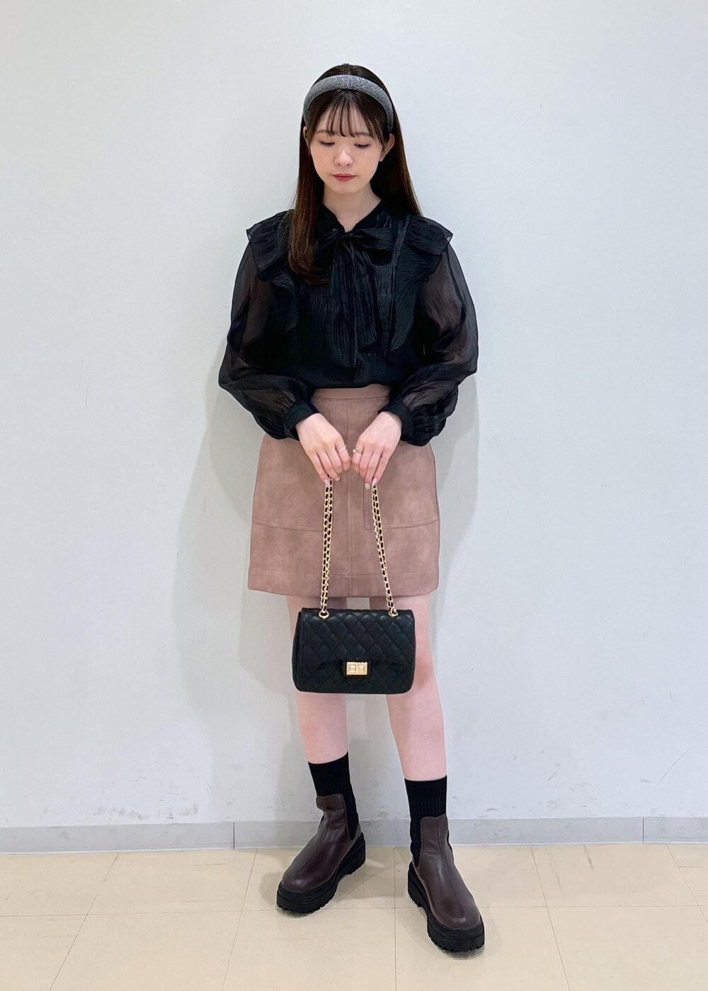 「初秋コーデ、デートコーデ、お出かけコーデ、女子会コーデ、スカートスタイル、フェミニンコーデ、VIS、ウェーブ、ブルべ夏、混合、高身長、トップス、シャツ/ブラウス、スカート、バッグ」｜「Juzeのタンクソールサイドニットブーツ（ブーツ、ブラウン系）」を使った、yukm22さん（レディース・163cm）の秋コーディネートの2枚目の写真