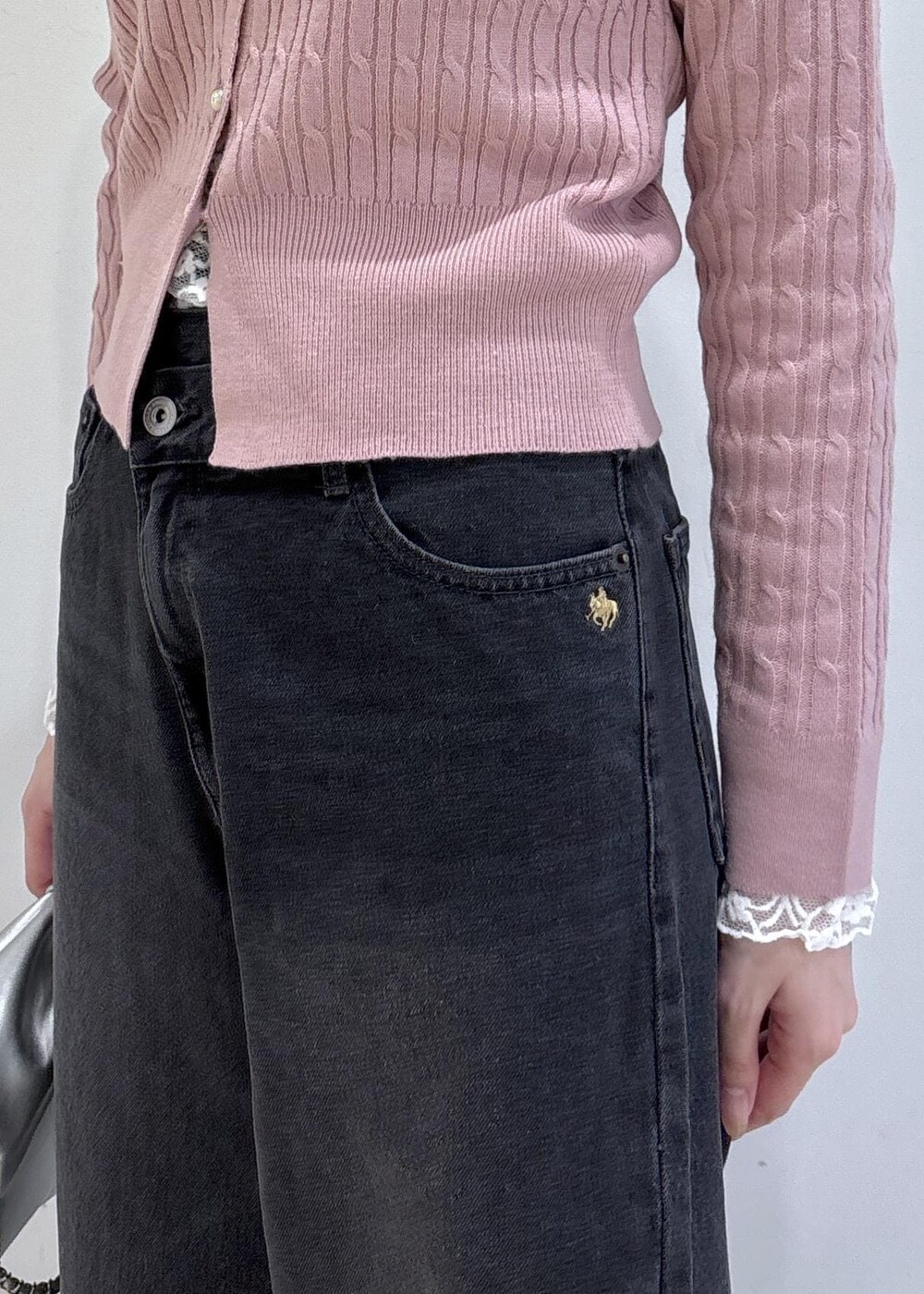 ホワイト系のパンプス、グレー系のデニムパンツ、ホワイト系のTシャツ/カットソーを着用したレディースの冬コーディネートの8枚目の写真