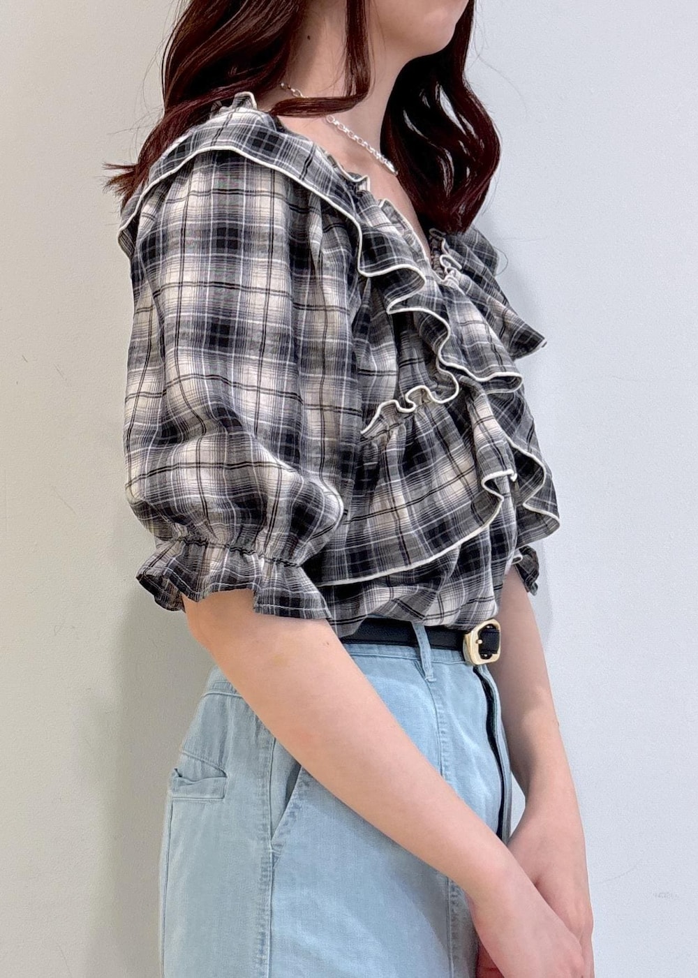 ブラック系のサンダル、ブルー系のデニムスカート、ホワイト系のショルダーバッグを着用したレディースの夏コーディネートの6枚目の写真