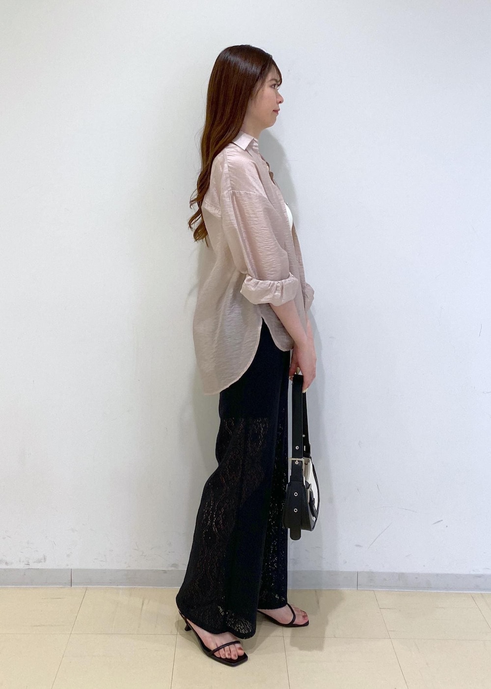 ピンク系のシャツ/ブラウス、ブラック系のサンダル、ホワイト系のキャミソールを着用したレディースの夏コーディネートの3枚目の写真