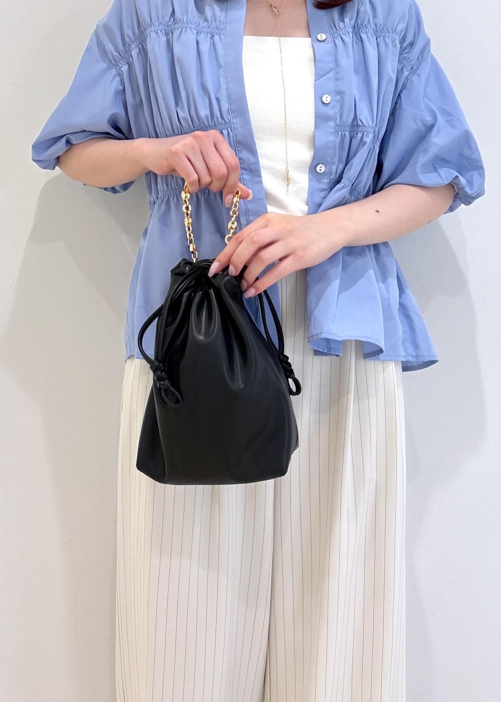 「夏コーデ、お出かけコーデ、旅行コーデ、大人カジュアル、パンツスタイル、カジュアルコーデ、VIS、ウェーブ、ブルべ夏、混合、トップス、シャツ/ブラウス、キャミソール、パンツ、バッグ」｜「VISの【洗える】チューブトップキャミソール（キャミソール、ホワイト系）」を使った、yukm22さん（レディース・163cm）の夏コーディネートの10枚目の写真