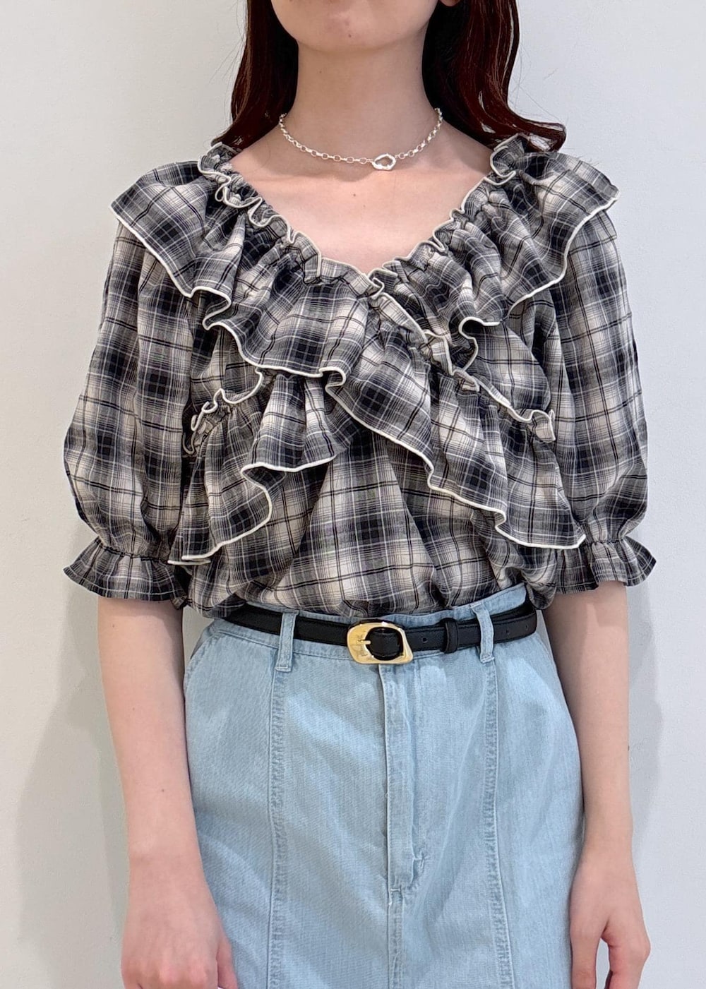 ブラック系のサンダル、ブルー系のデニムスカート、ホワイト系のショルダーバッグを着用したレディースの夏コーディネートの5枚目の写真