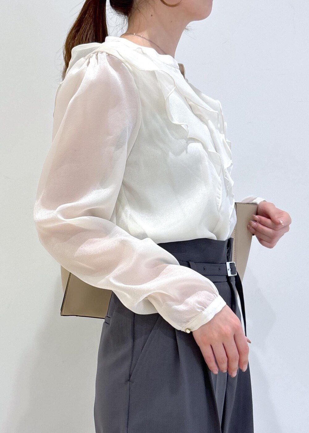 ブラック系のパンプス、ホワイト系のシャツ/ブラウス、グレー系のその他パンツを着用したレディースの秋コーディネートの6枚目の写真