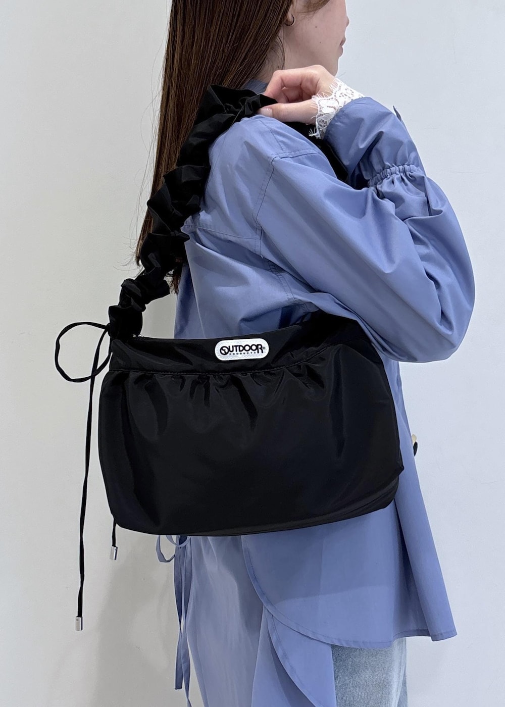 ホワイト系のTシャツ/カットソー、ブルー系のデニムパンツ、ブルー系のシャツ/ブラウスを着用したレディースの冬コーディネートの9枚目の写真