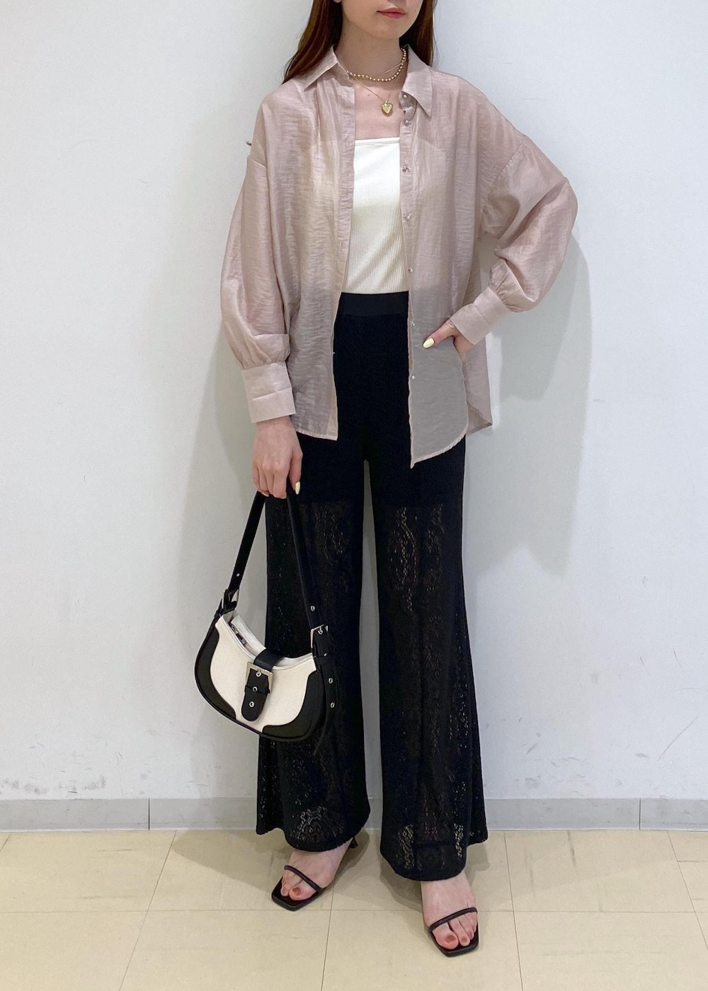 ピンク系のシャツ/ブラウス、ブラック系のサンダル、ホワイト系のキャミソールを着用したレディースの夏コーディネートの2枚目の写真