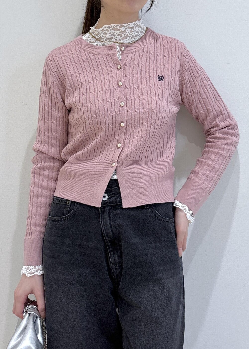 ホワイト系のパンプス、グレー系のデニムパンツ、ホワイト系のTシャツ/カットソーを着用したレディースの冬コーディネートの6枚目の写真