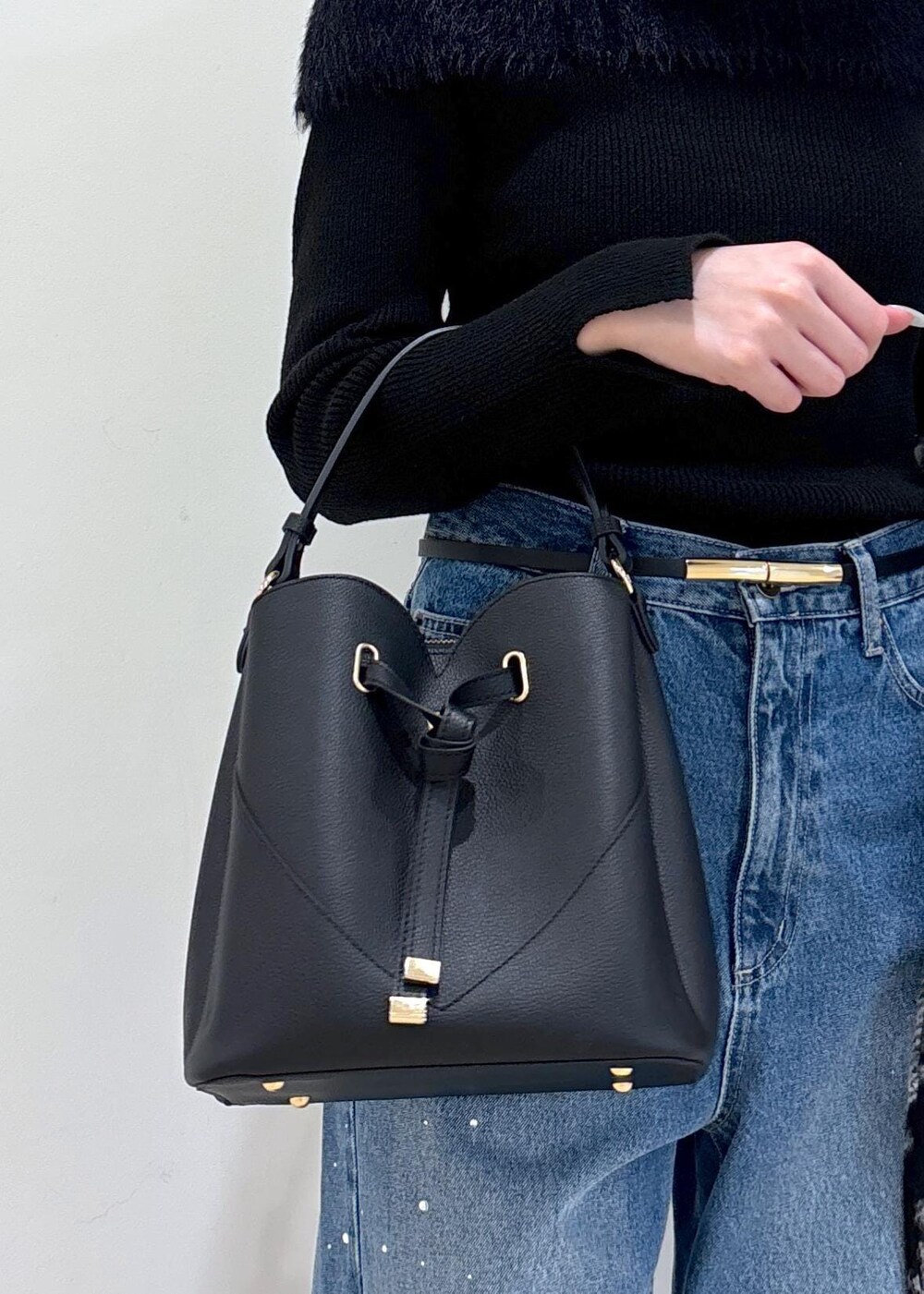 ブラック系のショルダーバッグ、ブラック系のブーツ、ブラック系のニット/セーターを着用したレディースの秋コーディネートの8枚目の写真