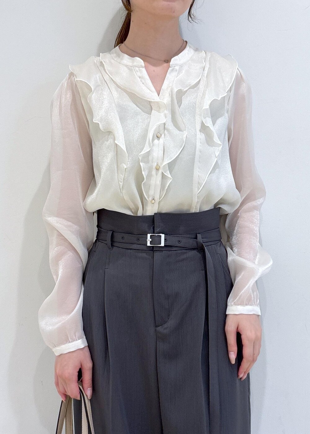 ブラック系のパンプス、ホワイト系のシャツ/ブラウス、グレー系のその他パンツを着用したレディースの秋コーディネートの5枚目の写真