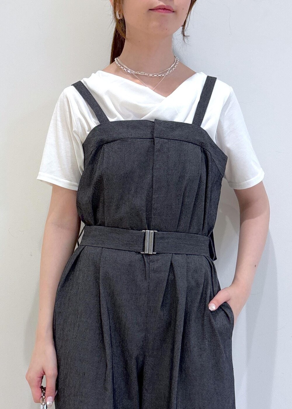「夏コーデ、お出かけコーデ、女子会コーデ、体型カバー、モノトーンコーデ、カジュアルコーデ、シンプルコーデ、VIS、ウェーブ、ブルべ夏、混合、トップス、Tシャツ/カットソー、オールインワン/サロペット、サロペット/オーバーオール」｜「Juzeのメタルヒールサンダル（サンダル、ブラック系）」を使った、yukm22さん（レディース・163cm）の夏コーディネートの6枚目の写真