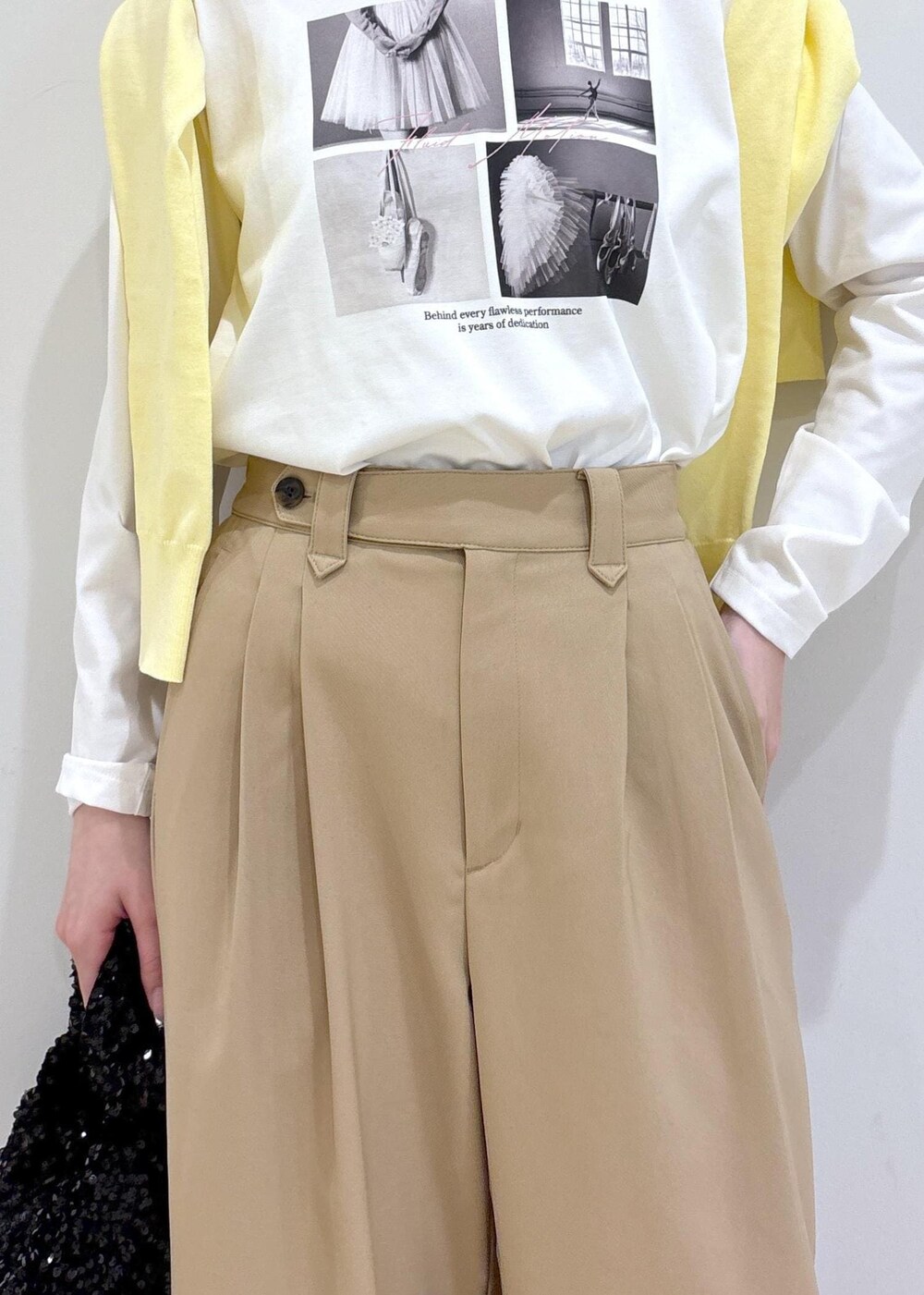 ホワイト系のバレエシューズ、イエロー系のカーディガン/ボレロ、ホワイト系のTシャツ/カットソーを着用したレディースの春コーディネートの10枚目の写真