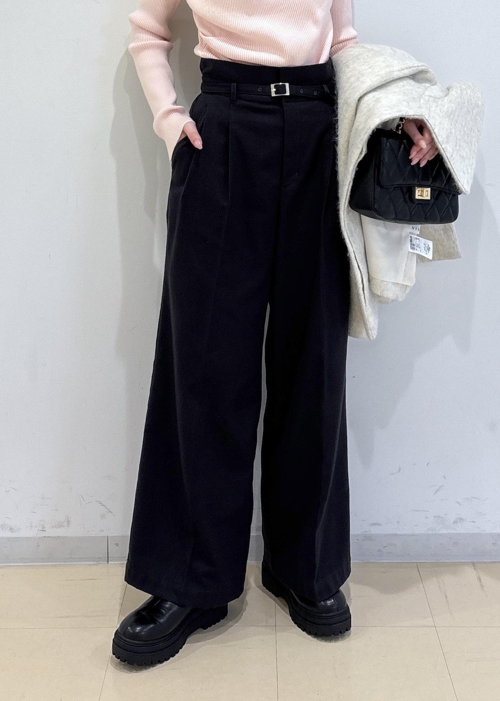 ブラック系のブーツ、ホワイト系のブルゾン、ピンク系のニット/セーターを着用したレディースの冬コーディネートの9枚目の写真