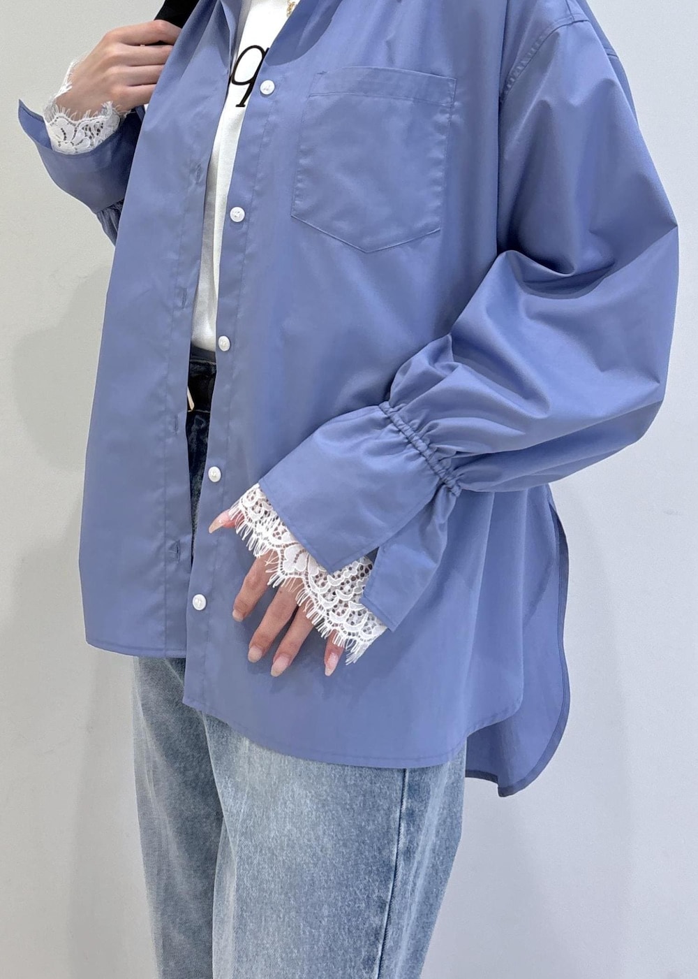 ホワイト系のTシャツ/カットソー、ブルー系のデニムパンツ、ブルー系のシャツ/ブラウスを着用したレディースの冬コーディネートの7枚目の写真