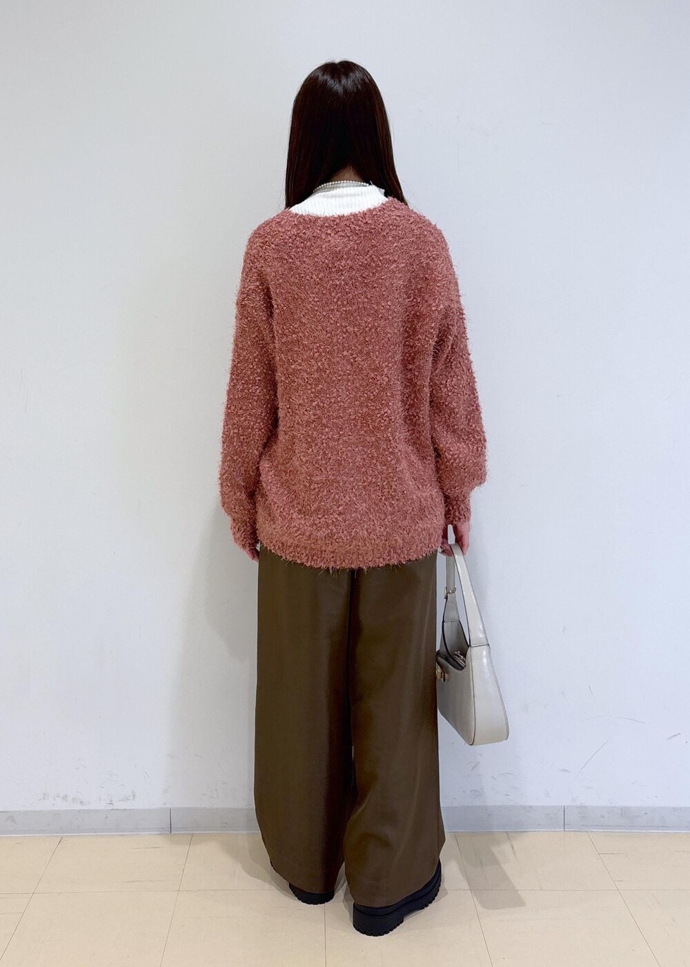 ブラウン系のブーツ、ピンク系のカーディガン/ボレロ、ホワイト系のニット/セーターを着用したレディースの冬コーディネートの5枚目の写真