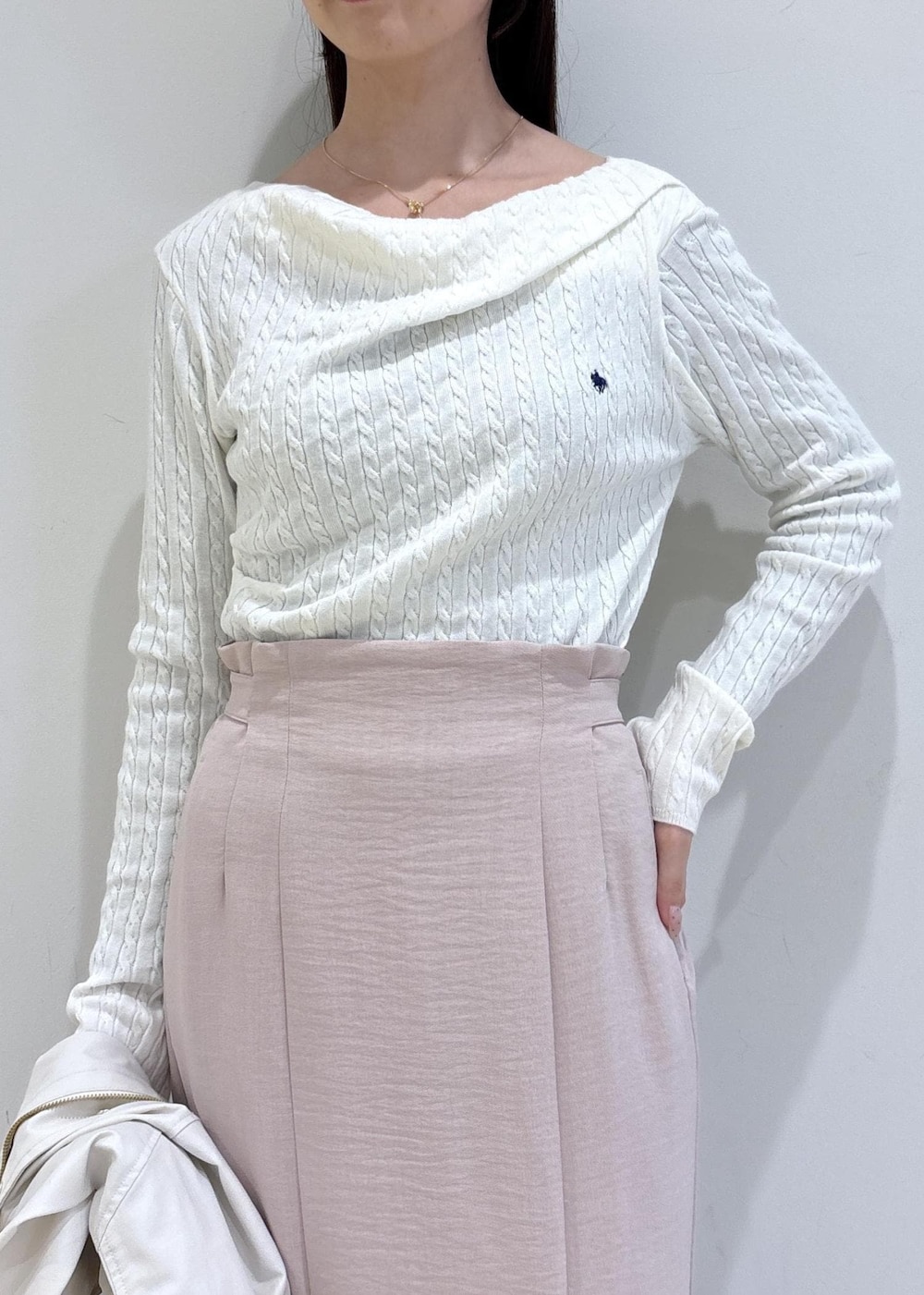 ホワイト系のショルダーバッグ、ブラック系のパンプス、ホワイト系のナイロンジャケットを着用したレディースの春コーディネートの8枚目の写真