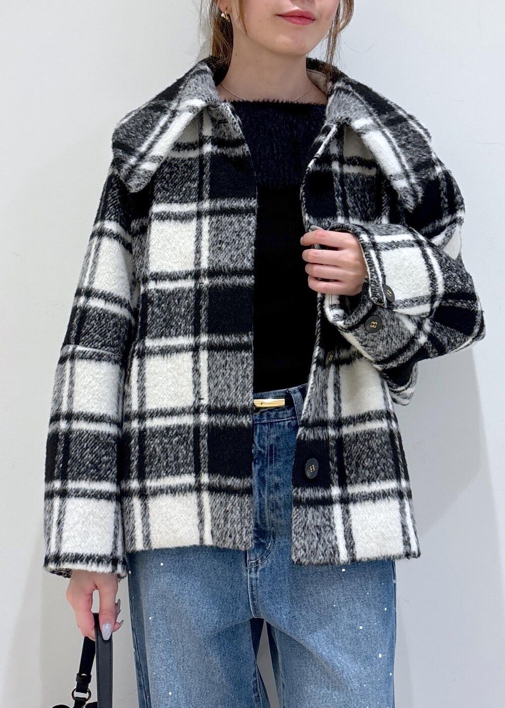 ブラック系のショルダーバッグ、ブラック系のブーツ、ブラック系のニット/セーターを着用したレディースの秋コーディネートの9枚目の写真