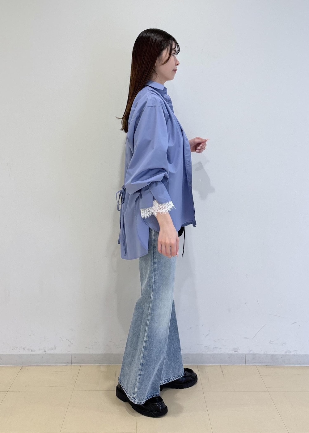 ホワイト系のTシャツ/カットソー、ブルー系のデニムパンツ、ブルー系のシャツ/ブラウスを着用したレディースの冬コーディネートの2枚目の写真