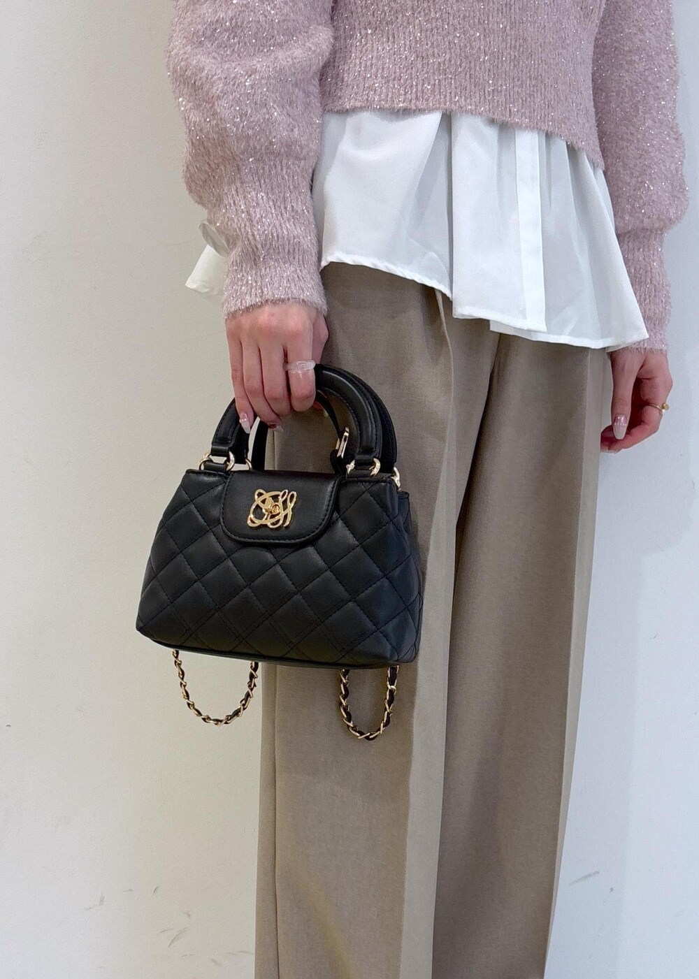 ブラック系のブーツ、ホワイト系のシャツ/ブラウス、ピンク系のニット/セーターを着用したレディースの冬コーディネートの10枚目の写真