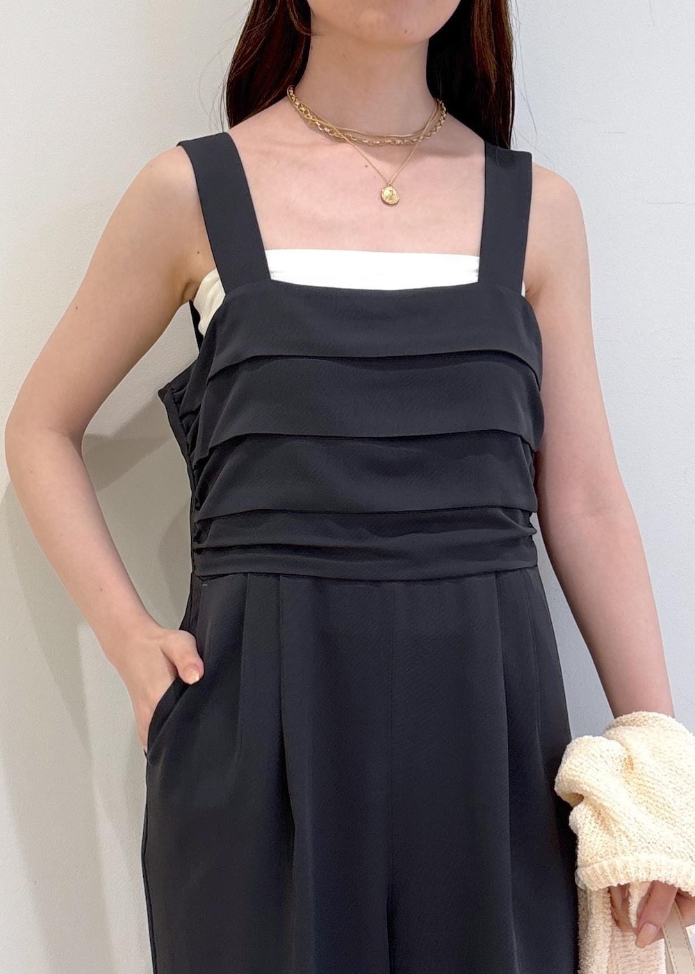 「初夏コーデ、夏コーデ、お出かけコーデ、旅行コーデ、大人カジュアル、パンツスタイル、体型カバー、VIS、ウェーブ、ブルべ夏、混合、トップス、カーディガン、キャミソール、オールインワン/サロペット」｜「VISの【新色追加】ハンドルリボンワンショルダーバッグ（ハンドバッグ、ホワイト系）」を使った、yukm22さん（レディース・163cm）の春コーディネートの9枚目の写真