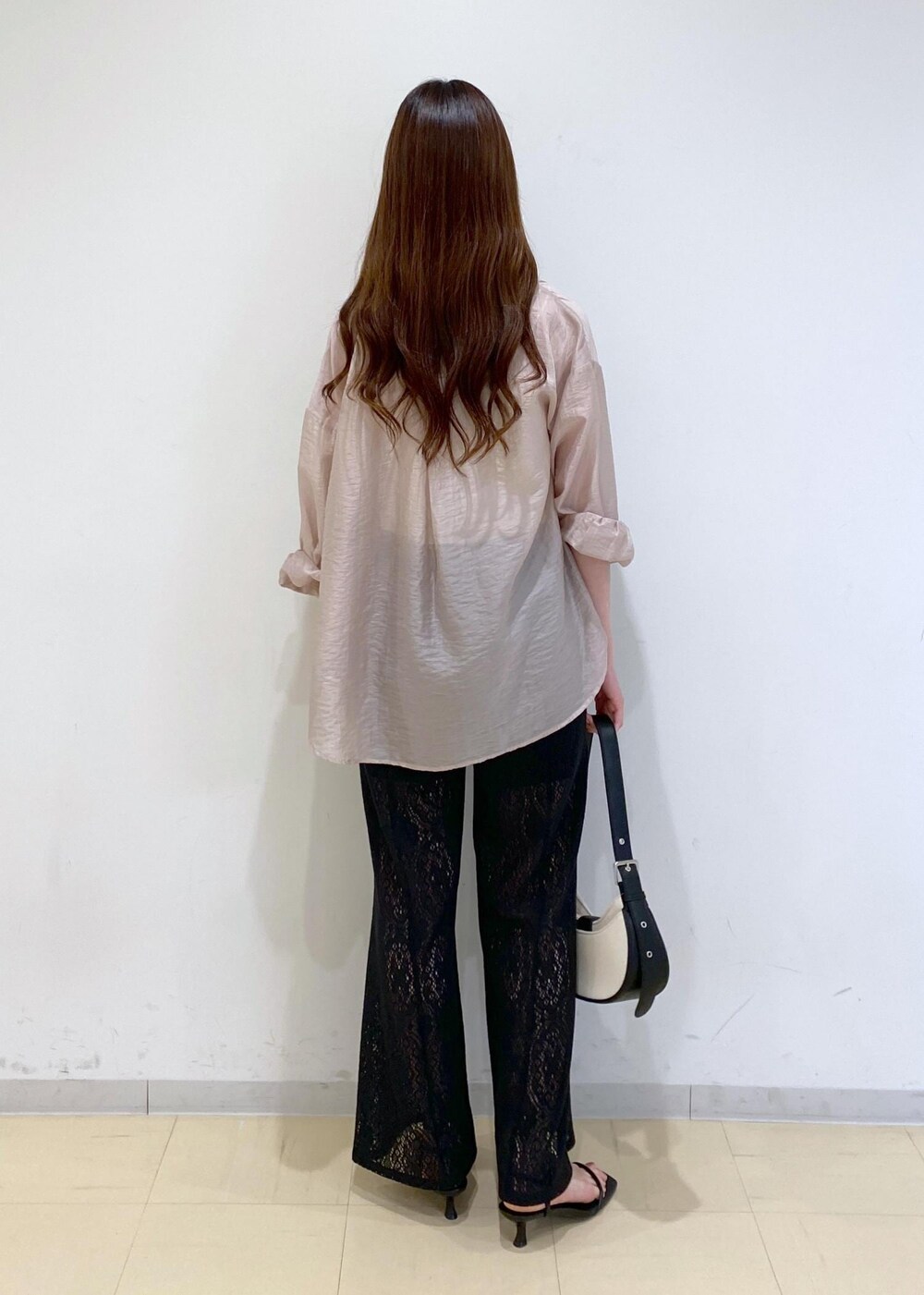 ピンク系のシャツ/ブラウス、ブラック系のサンダル、ホワイト系のキャミソールを着用したレディースの夏コーディネートの4枚目の写真