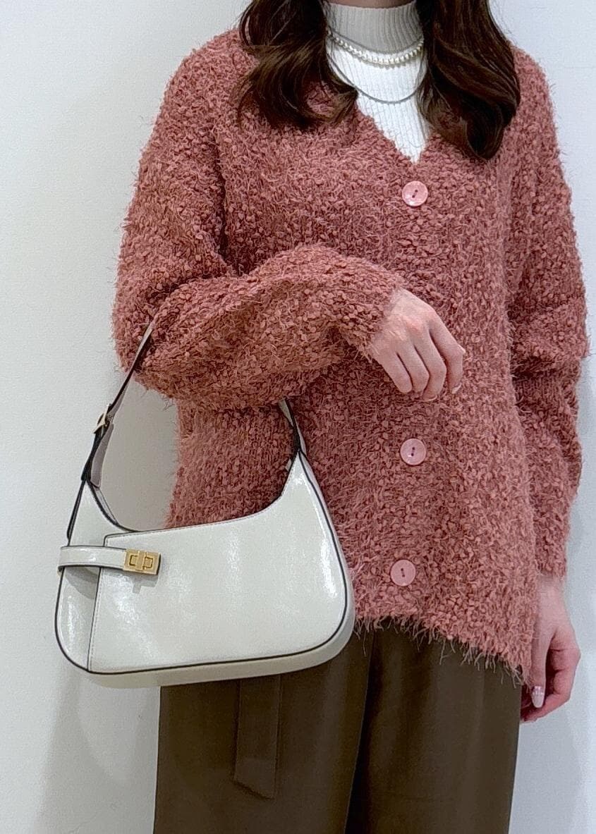 ブラウン系のブーツ、ピンク系のカーディガン/ボレロ、ホワイト系のニット/セーターを着用したレディースの冬コーディネートの10枚目の写真