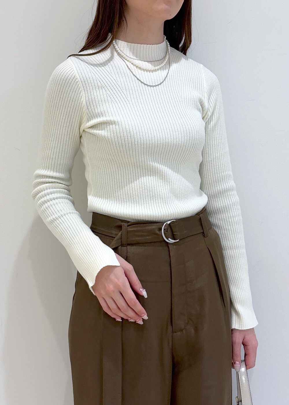 ブラウン系のブーツ、ピンク系のカーディガン/ボレロ、ホワイト系のニット/セーターを着用したレディースの冬コーディネートの8枚目の写真