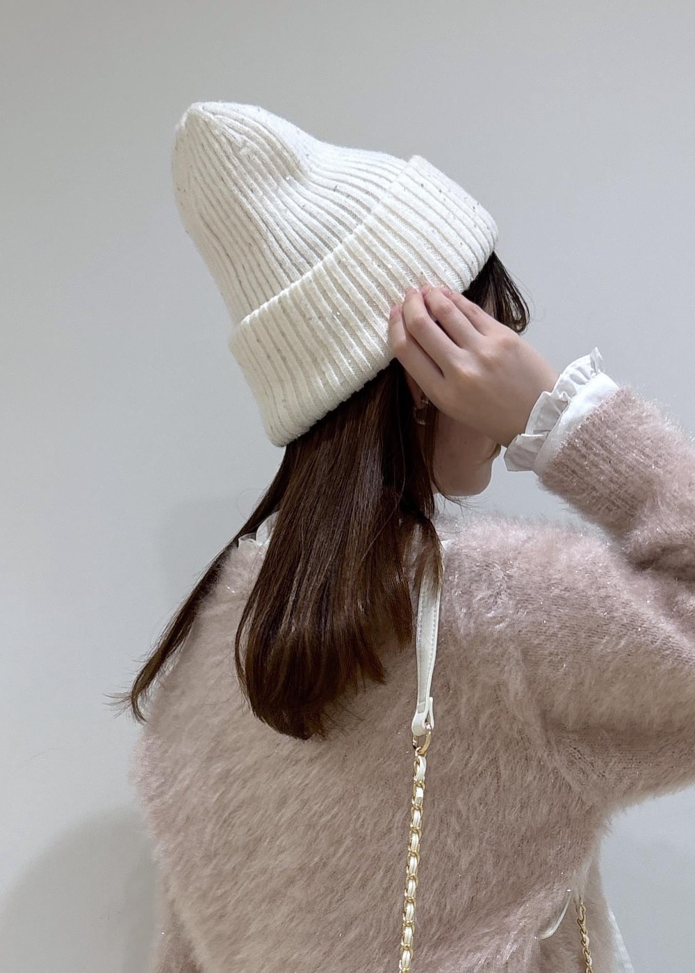 ブラウン系のブーツ、ベージュ系のその他パンツ、ホワイト系のハンドバッグを着用したレディースの冬コーディネートの10枚目の写真