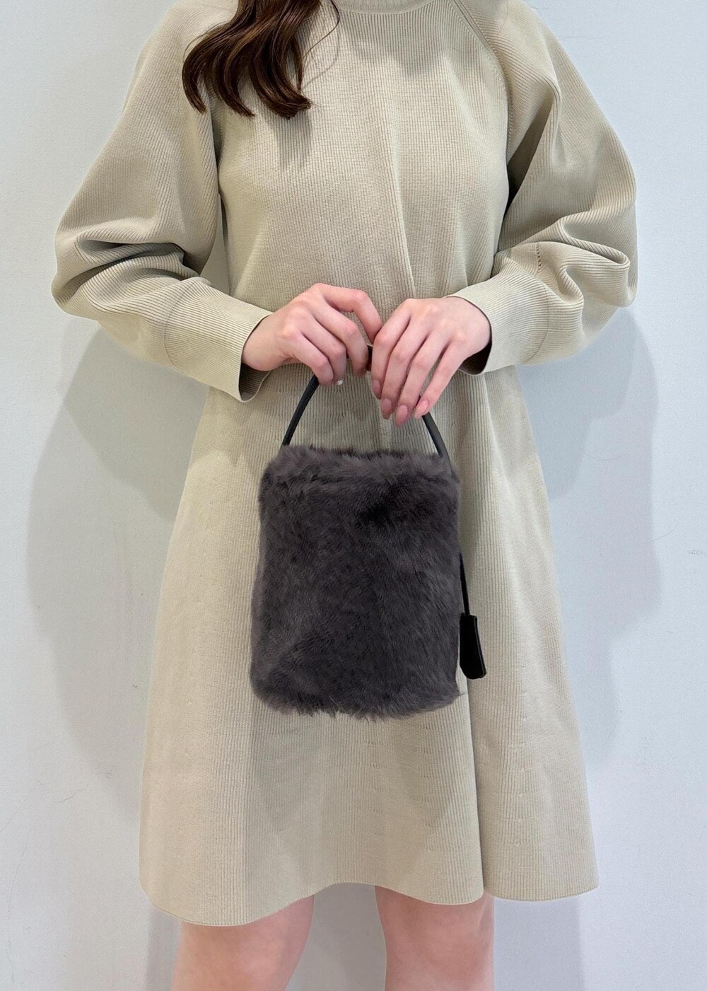 ブラウン系のブーツ、グレー系のショルダーバッグ、ベージュ系のキャミソールを着用したレディースの秋コーディネートの10枚目の写真