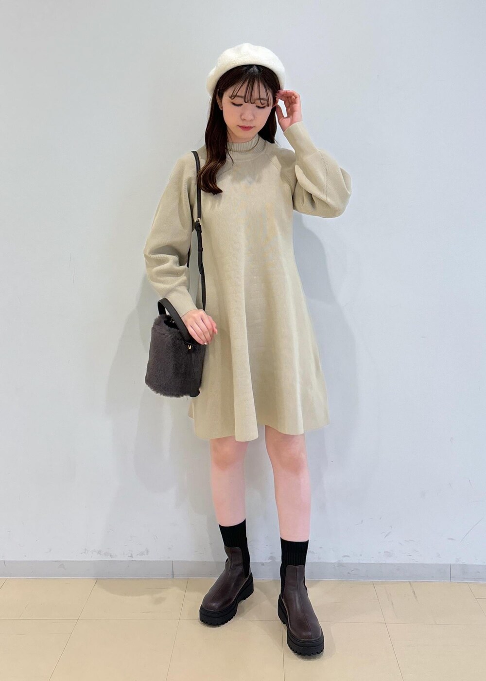 ブラウン系のブーツ、グレー系のショルダーバッグ、ベージュ系のキャミソールを着用したレディースの秋コーディネートの3枚目の写真