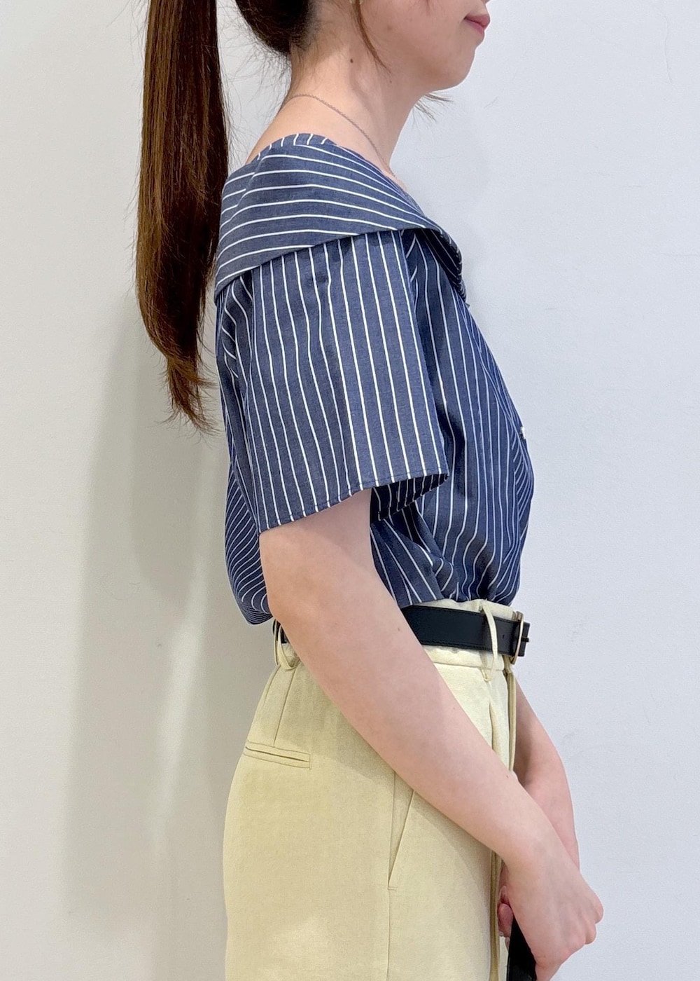 「夏コーデ、お仕事コーデ、お出かけコーデ、大人カジュアル、パンツスタイル、きれいめコーデ、VIS、ウェーブ、ブルべ夏、混合、トップス、シャツ/ブラウス、パンツ、スラックス、バッグ」｜「VISの28mm幅ダブルDバックルベルト（ベルト、ブラック系）」を使った、yukm22さん（レディース・163cm）の夏コーディネートの8枚目の写真