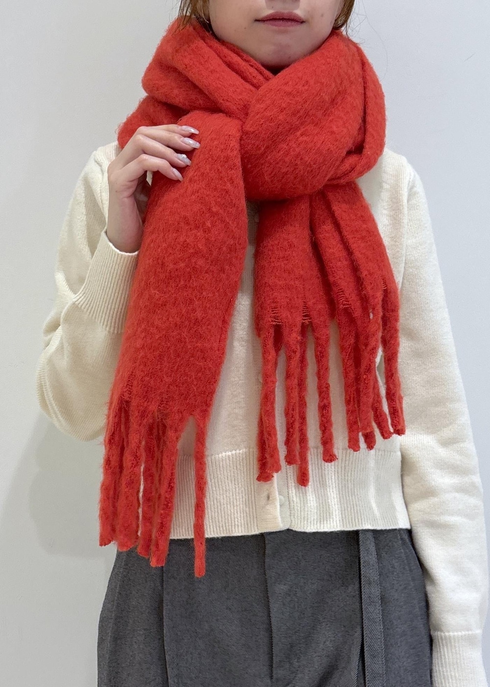 グレー系のその他パンツ、ホワイト系のショルダーバッグ、ホワイト系のカーディガン/ボレロを着用したレディースの秋コーディネートの10枚目の写真