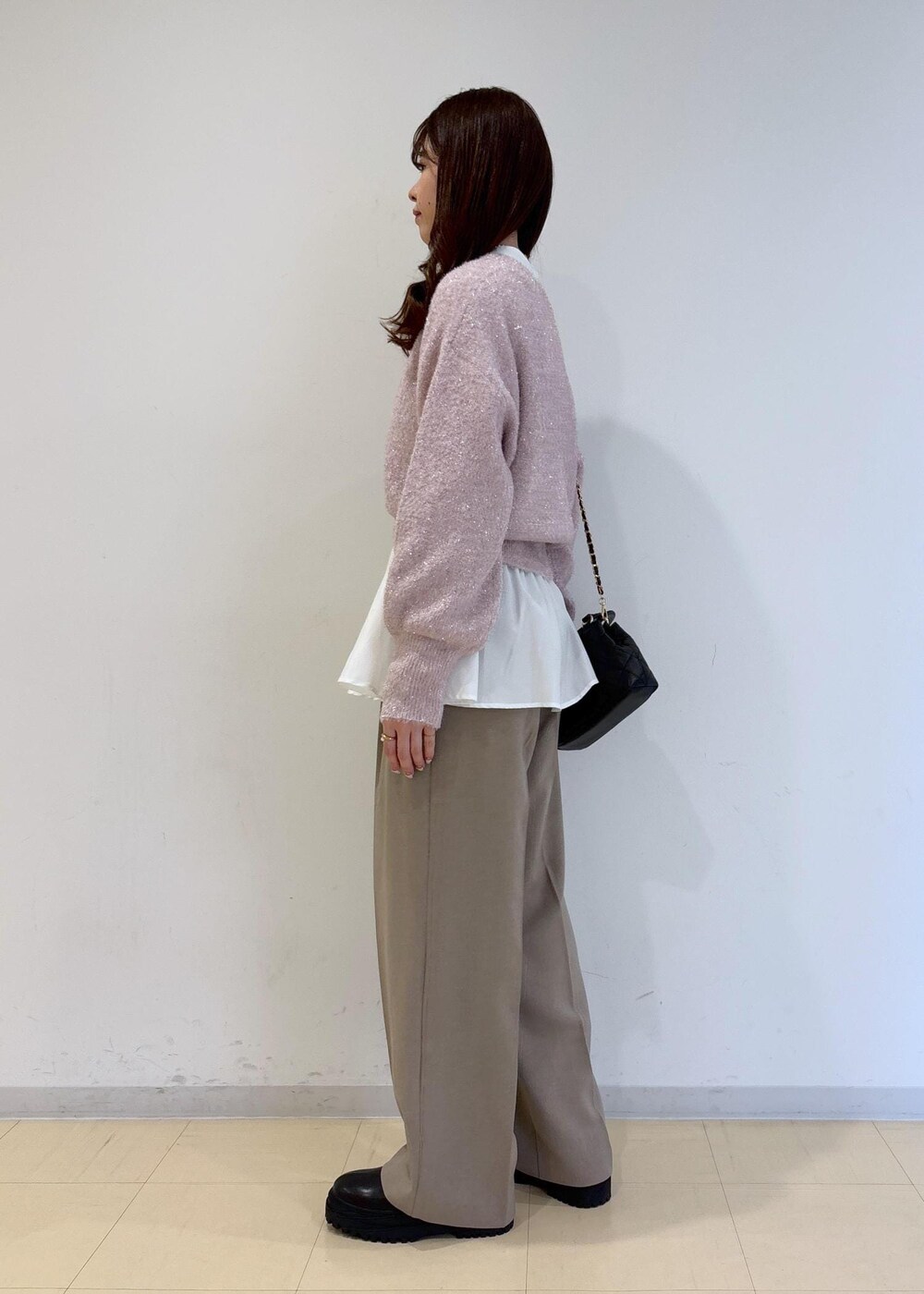 ブラック系のブーツ、ホワイト系のシャツ/ブラウス、ピンク系のニット/セーターを着用したレディースの冬コーディネートの4枚目の写真