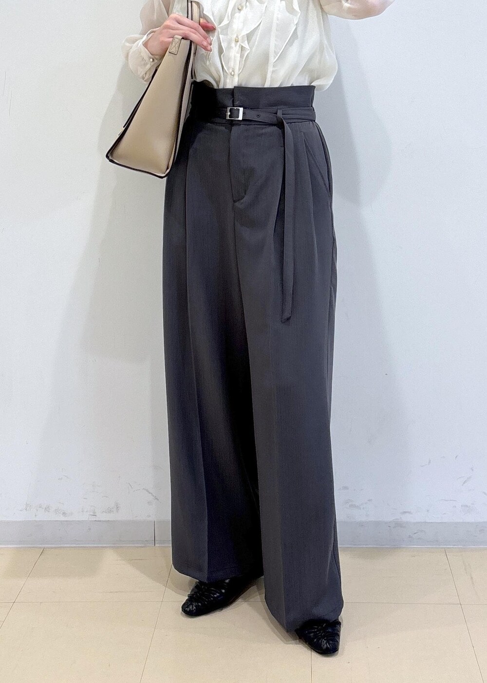 ブラック系のパンプス、ホワイト系のシャツ/ブラウス、グレー系のその他パンツを着用したレディースの秋コーディネートの8枚目の写真