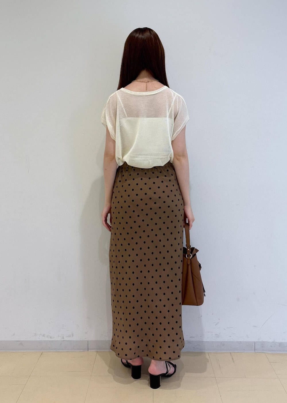 「visbag2025、夏コーデ、デートコーデ、お出かけコーデ、旅行コーデ、女子会コーデ、スカートスタイル、フェミニンコーデ、VIS、ウェーブ、ブルべ夏、混合、トップス、ニット/セーター、キャミソール」｜「VISの【洗える】チューブトップキャミソール（キャミソール、ホワイト系）」を使った、yukm22さん（レディース・163cm）の夏コーディネートの4枚目の写真