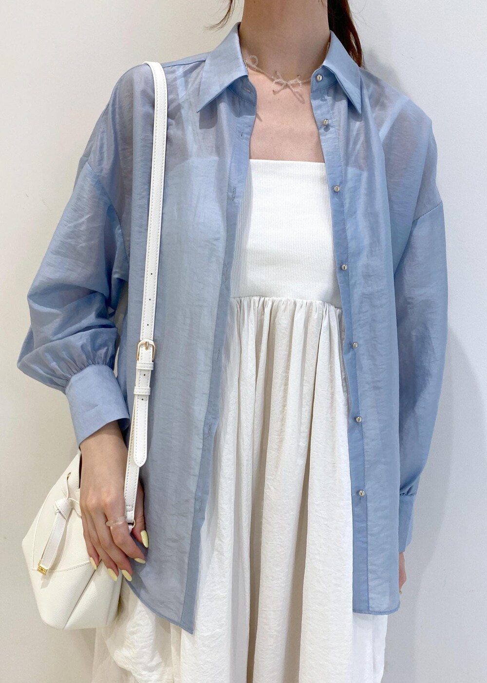 ブラック系のサンダル、ホワイト系のワンピース、ブルー系のシャツ/ブラウスを着用したレディースの夏コーディネートの5枚目の写真