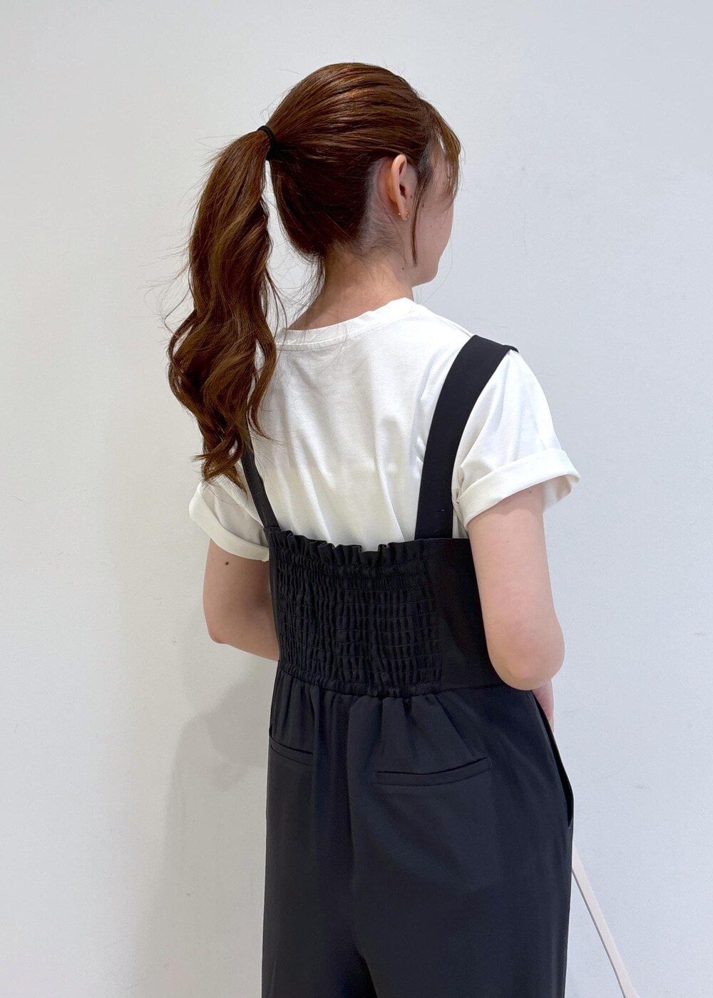 「初夏コーデ、夏コーデ、お出かけコーデ、旅行コーデ、パンツスタイル、体型カバー、シンプルコーデ、VIS、ウェーブ、ブルべ夏、混合、トップス、Tシャツ/カットソー、オールインワン/サロペット、サロペット/オーバーオール」｜「VISのフロント斜めポケットショルダー（ショルダーバッグ、ホワイト系）」を使った、yukm22さん（レディース・163cm）の春コーディネートの9枚目の写真