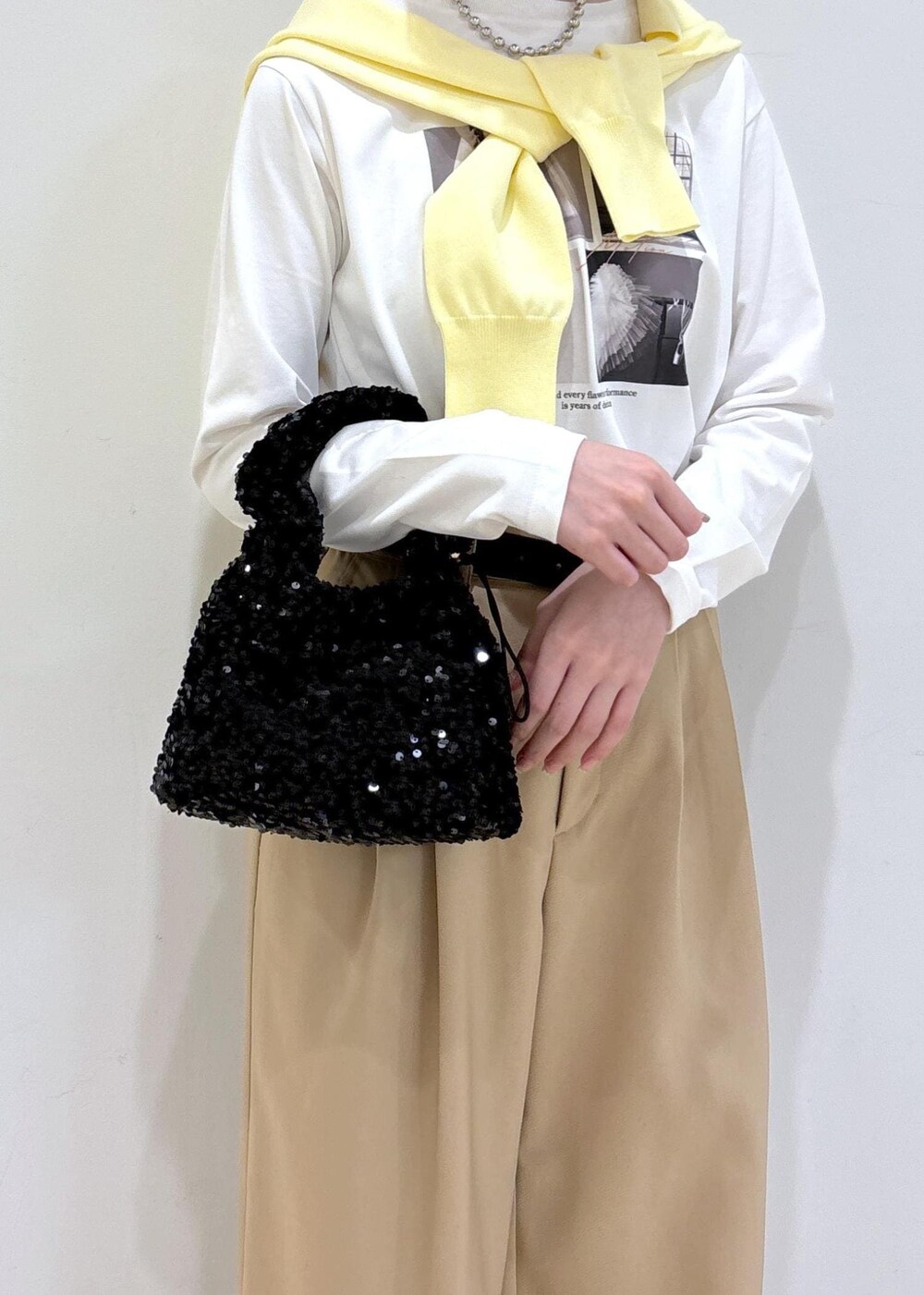 ホワイト系のバレエシューズ、イエロー系のカーディガン/ボレロ、ホワイト系のTシャツ/カットソーを着用したレディースの春コーディネートの9枚目の写真